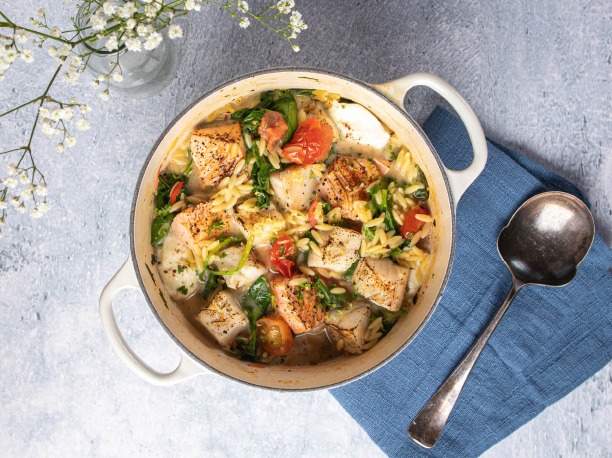 Visschotel met orzo uit de oven