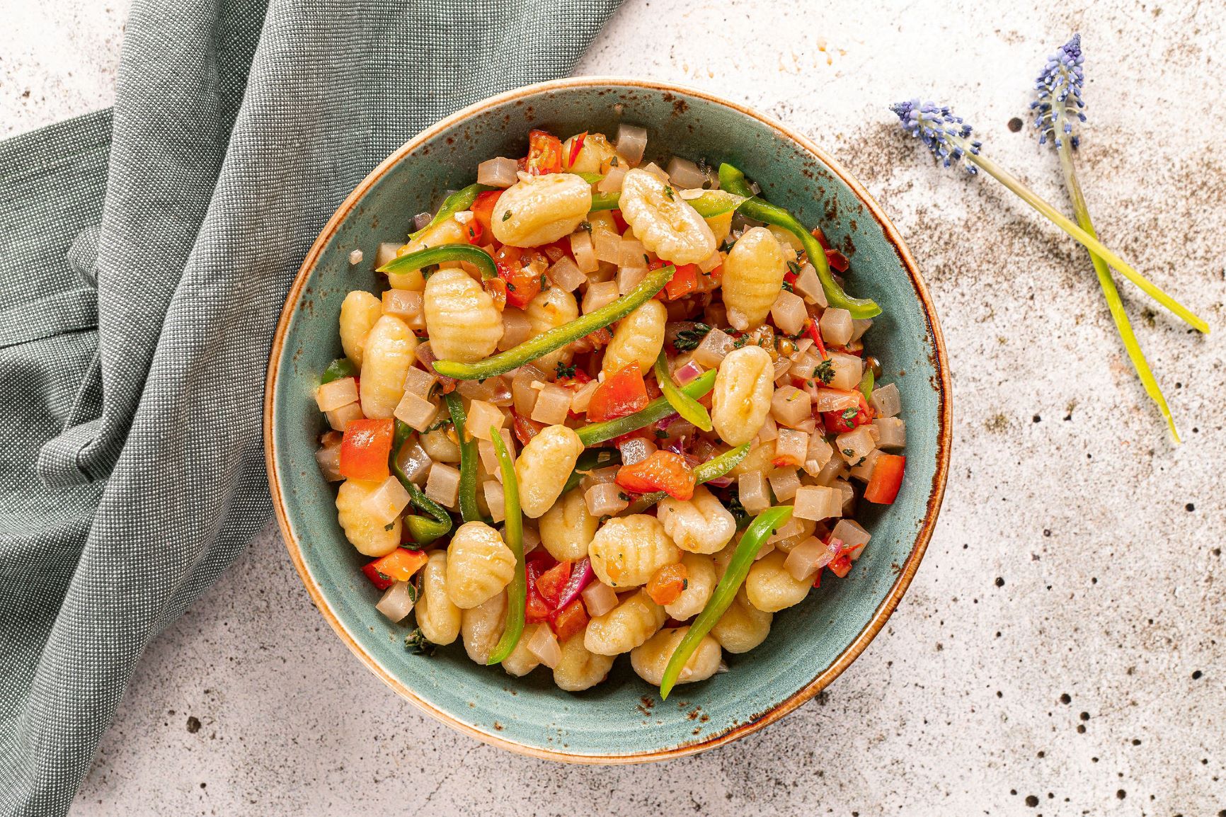 Gnocchi met witte bietjes, tomaten en tijm