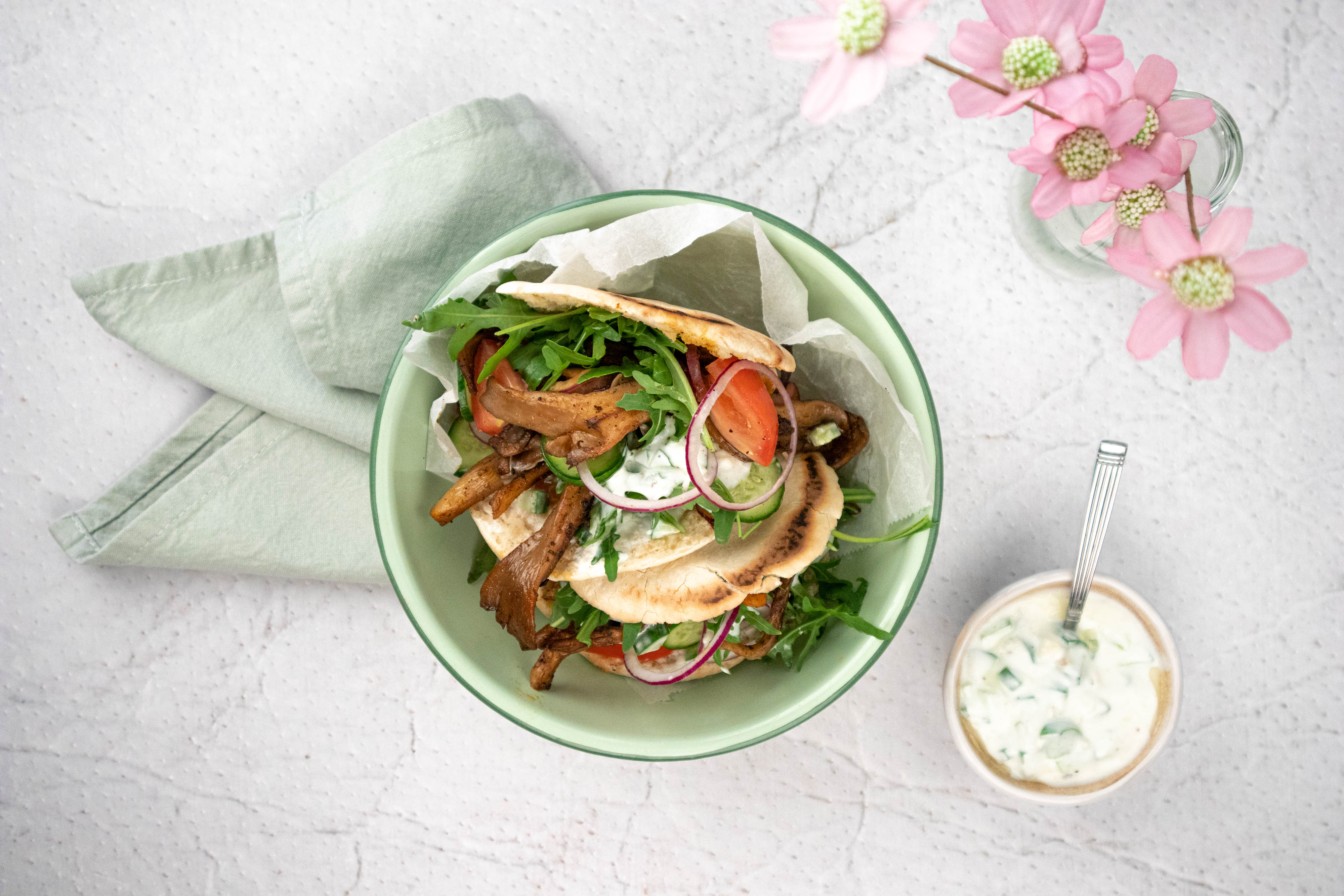 Pita ‘oesterzwam shoarma’ met frisse rucola