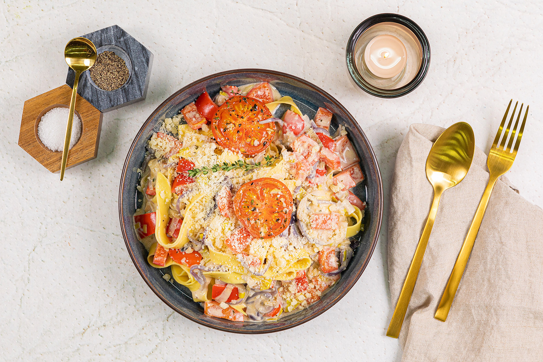 Romige pasta met paprika, prei en geroosterde tomaat