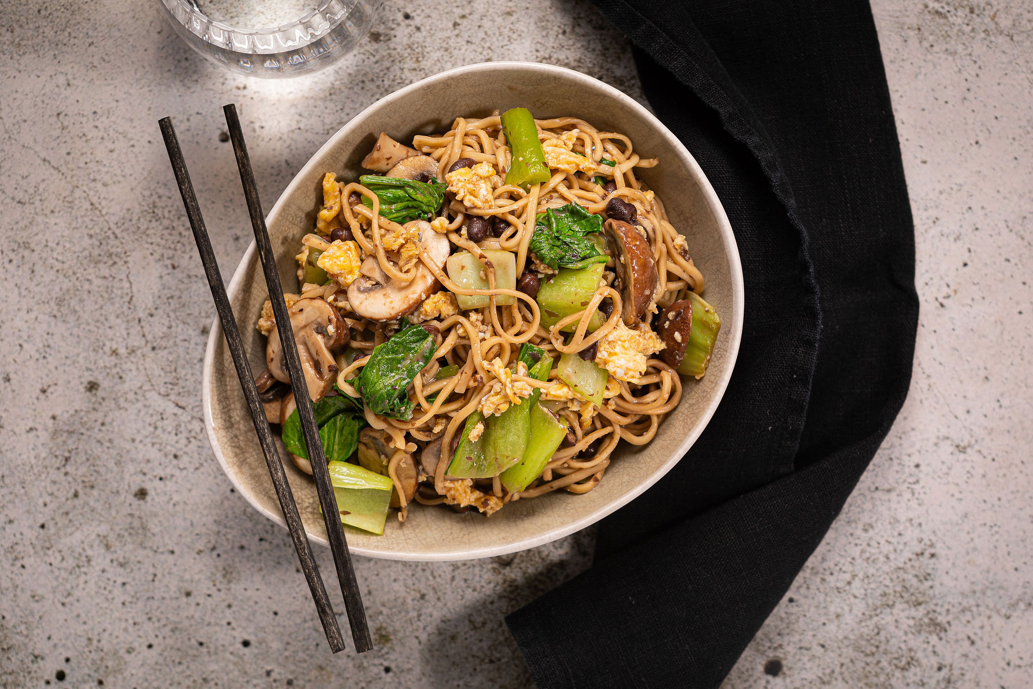 Volkorennoedels met Shanghai paksoi, champignons en zwarte bonensaus