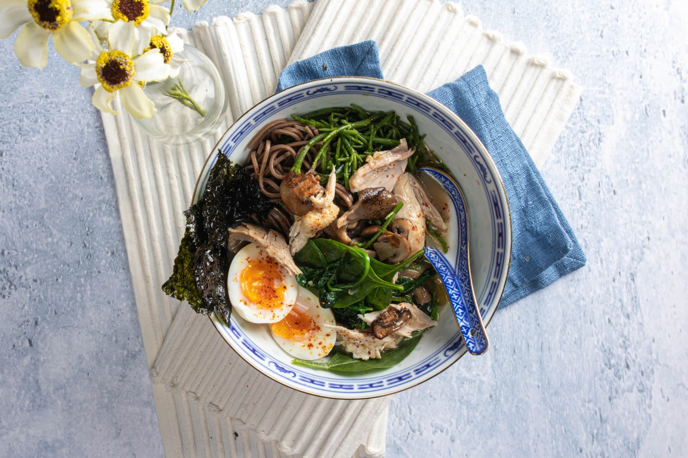 Creamy ramen met zeekraal en kip