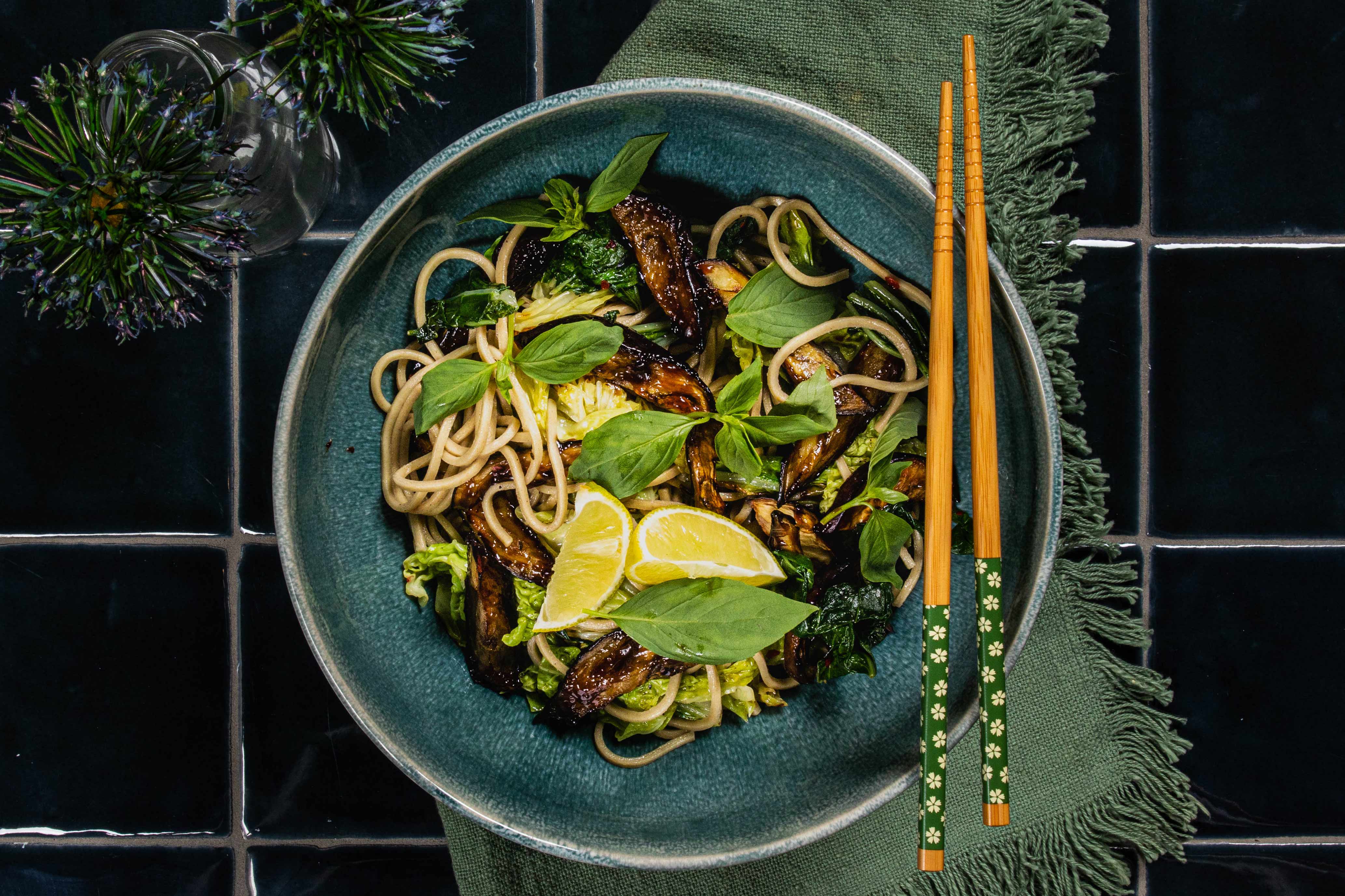Sticky aubergine met paksoi en noedels.