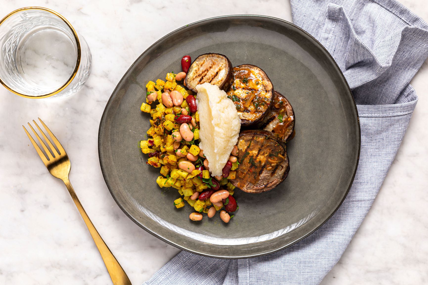 Knolselderij met gegrilde aubergine en bonenmix