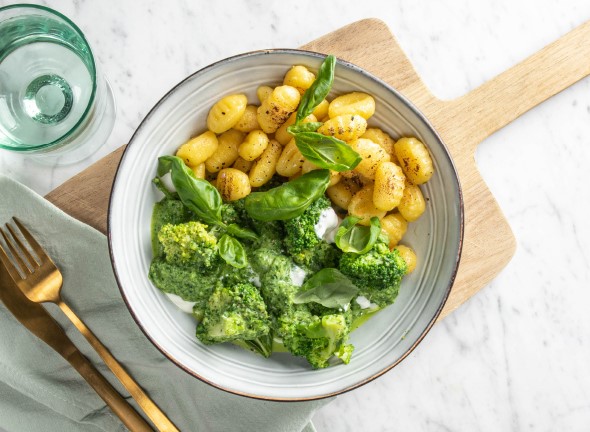 Romige gnocchi met kippendij, rucola en broccoli