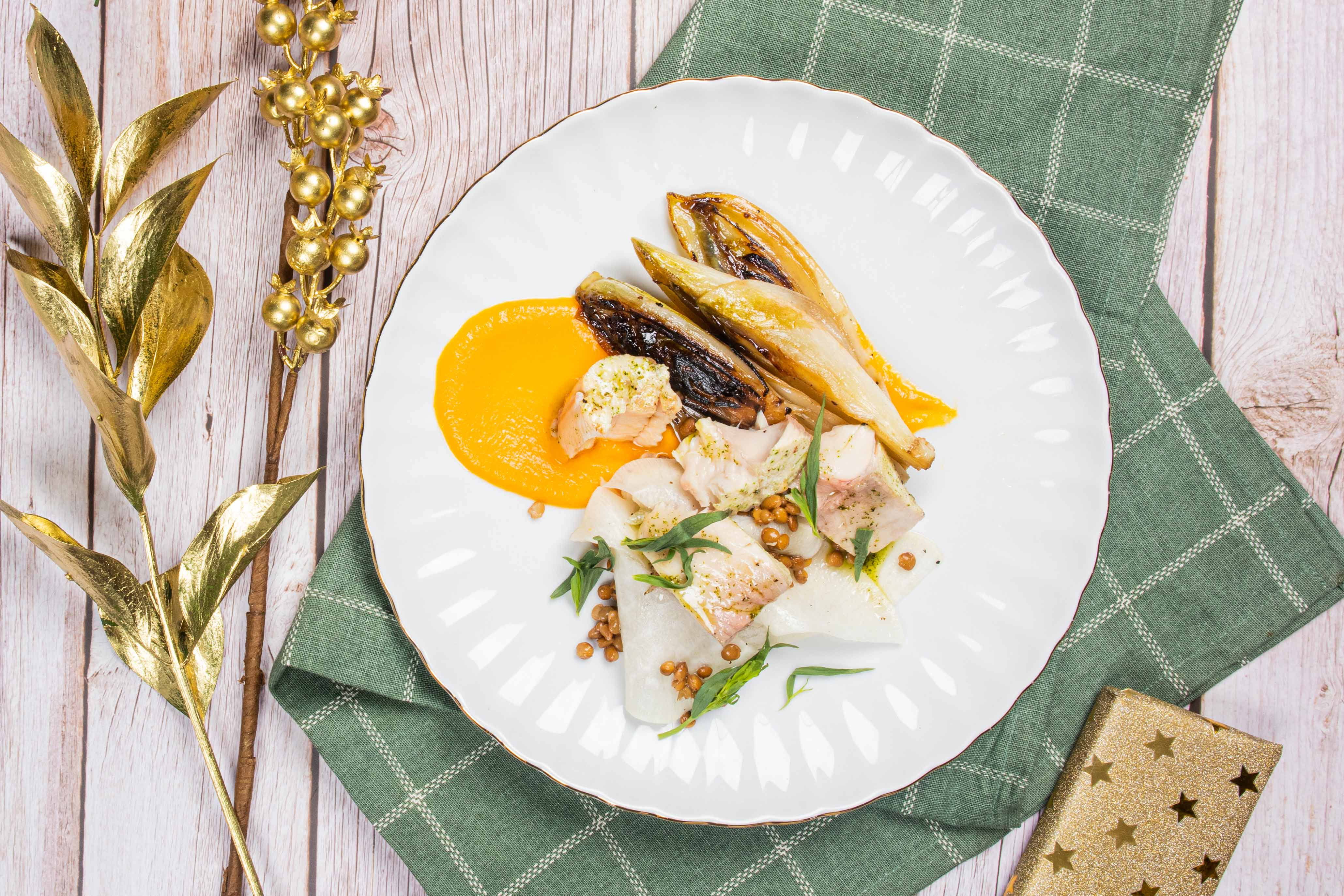 Pulled beekriddermoot met wortelcrème, witlof en rammenas