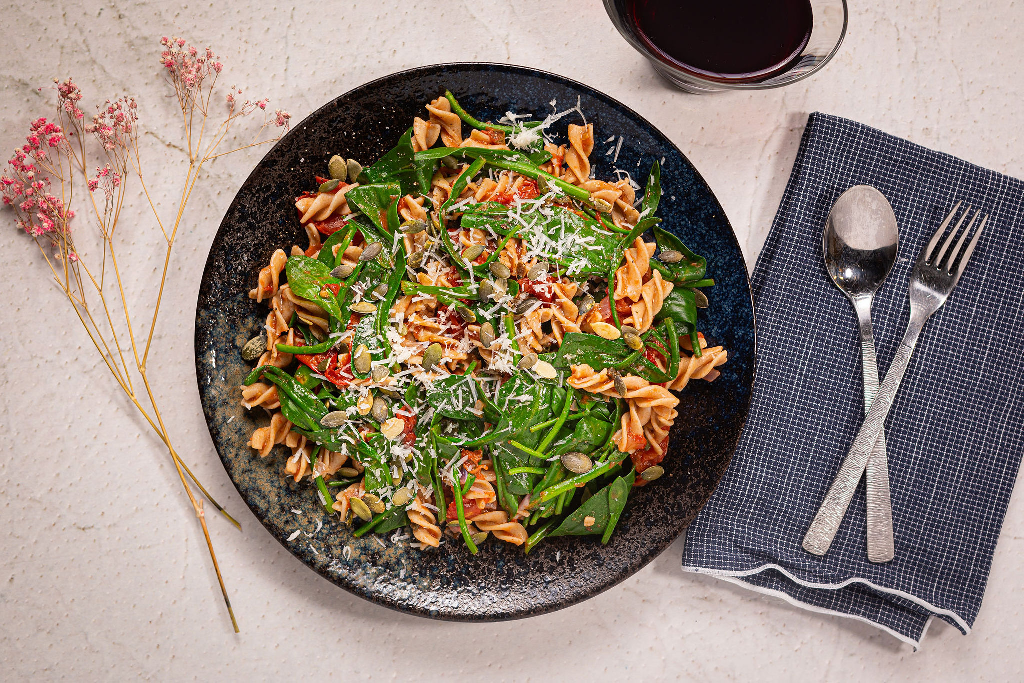 Fusili met geroosterde tomatensaus en lamsoor