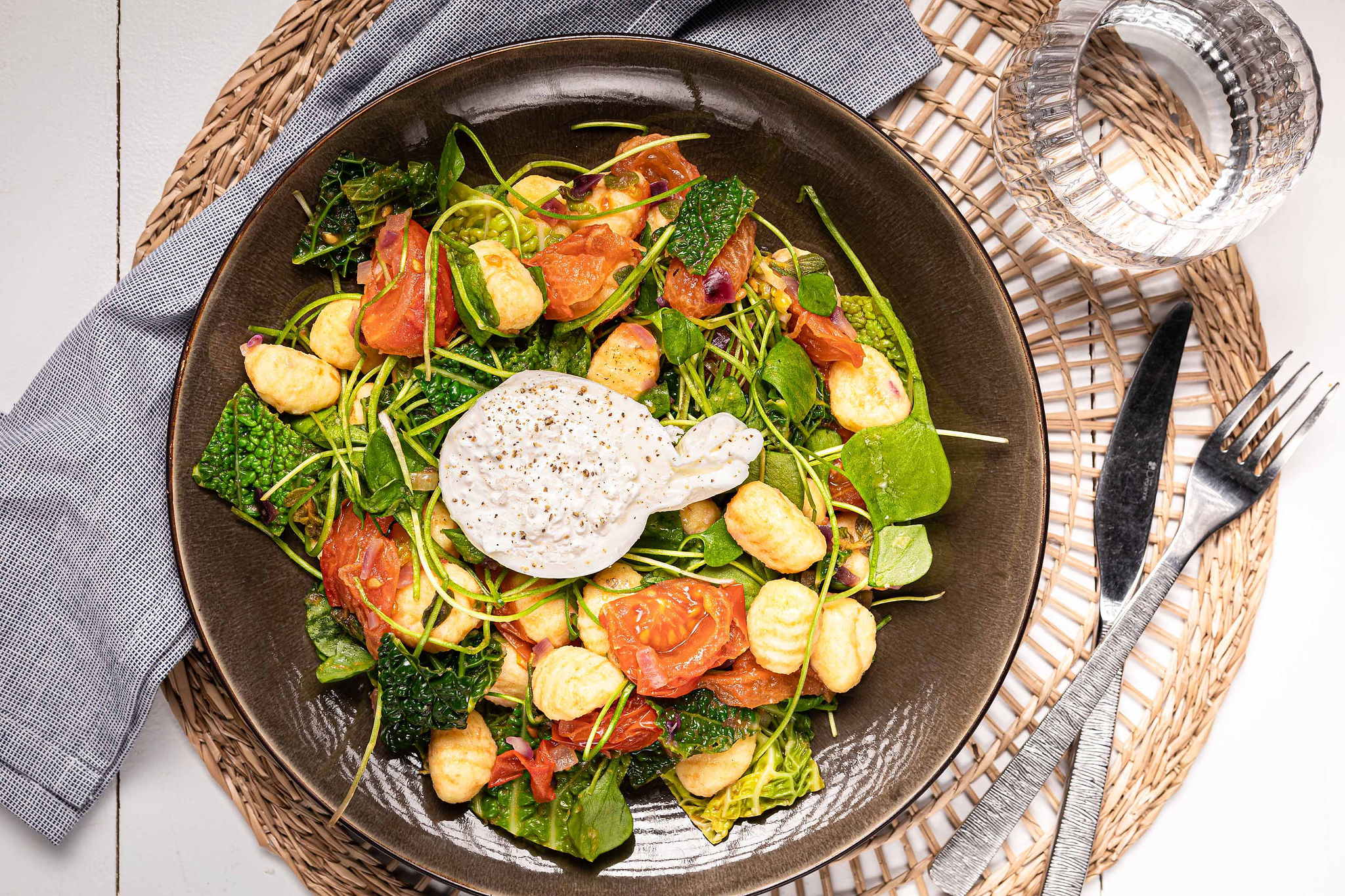 Gnocchi met gebakken tomaat, groene kool en burrata