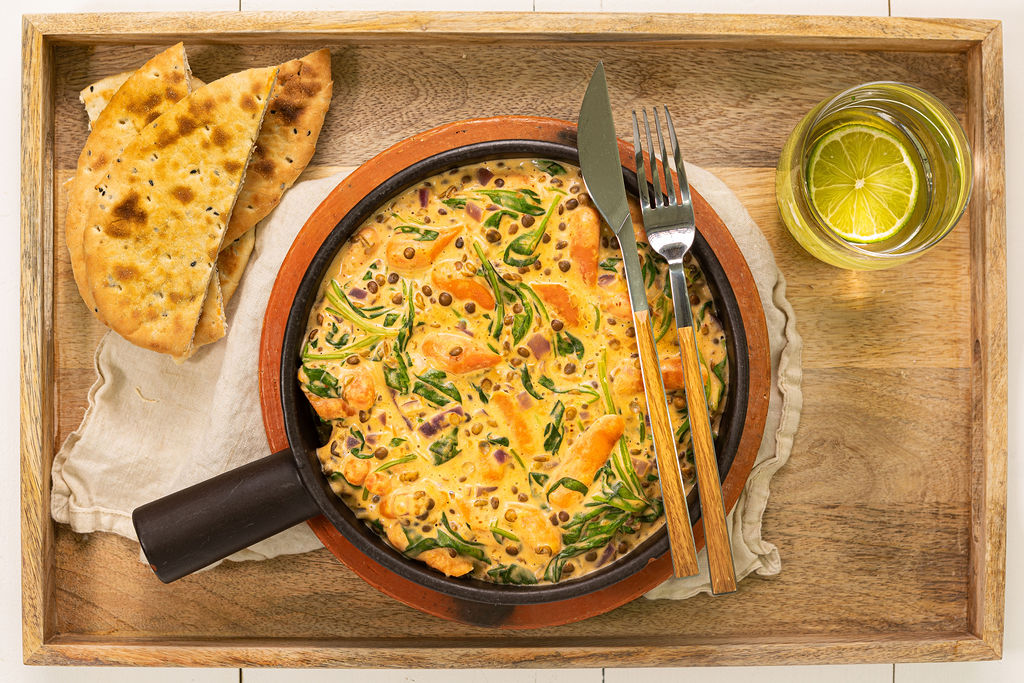 Kokoscurry met wortel, spinazie en naanbrood