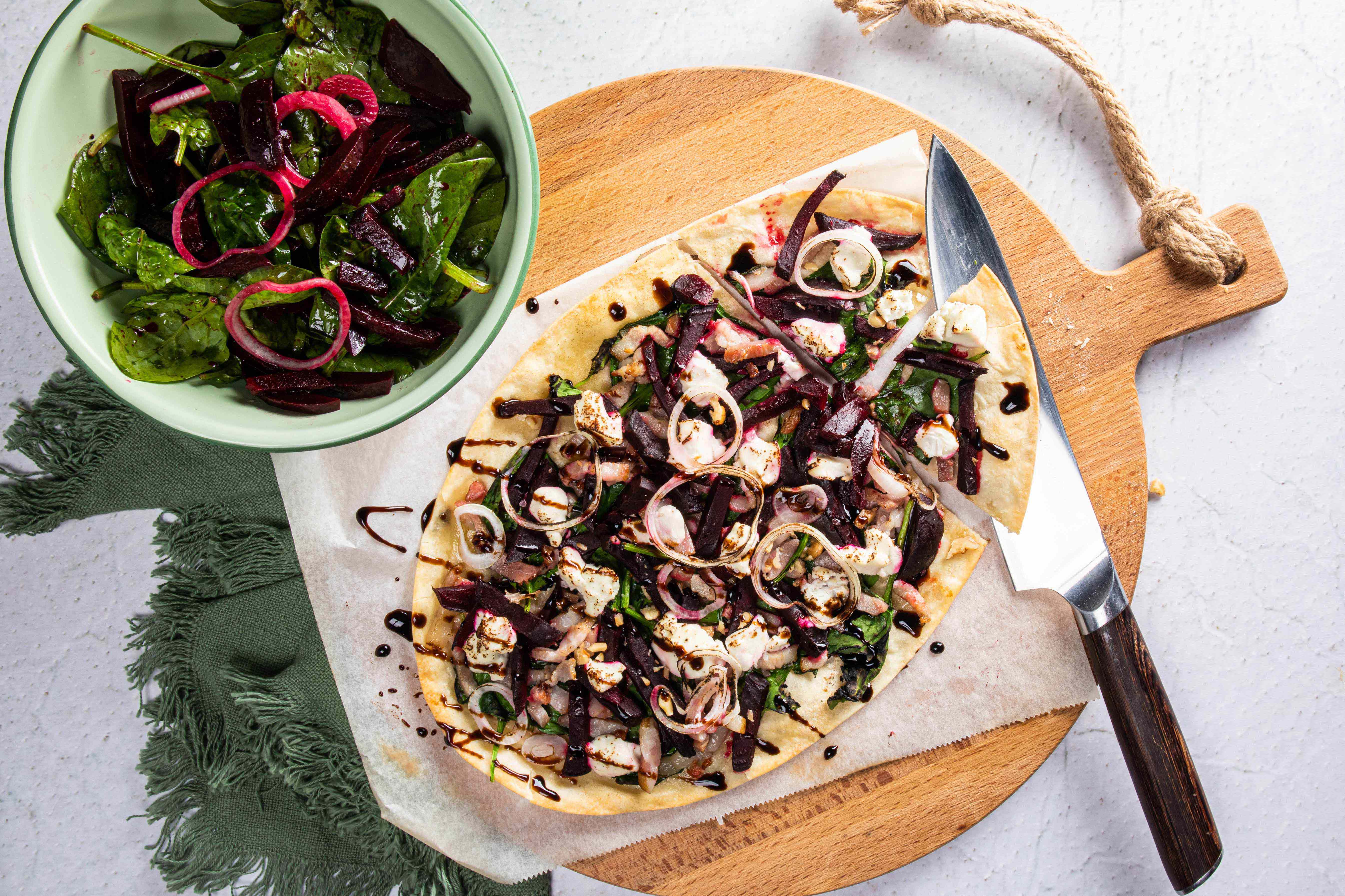 Flammkuchen met spekjes en geitenkaas
