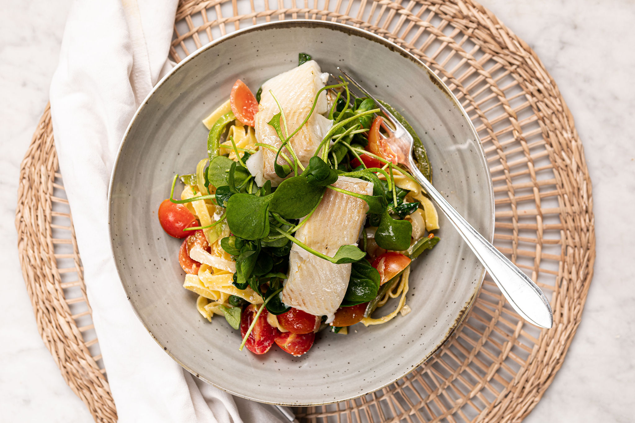 Tagliatelle met spitskool, tomaat en gestoomde heilbot