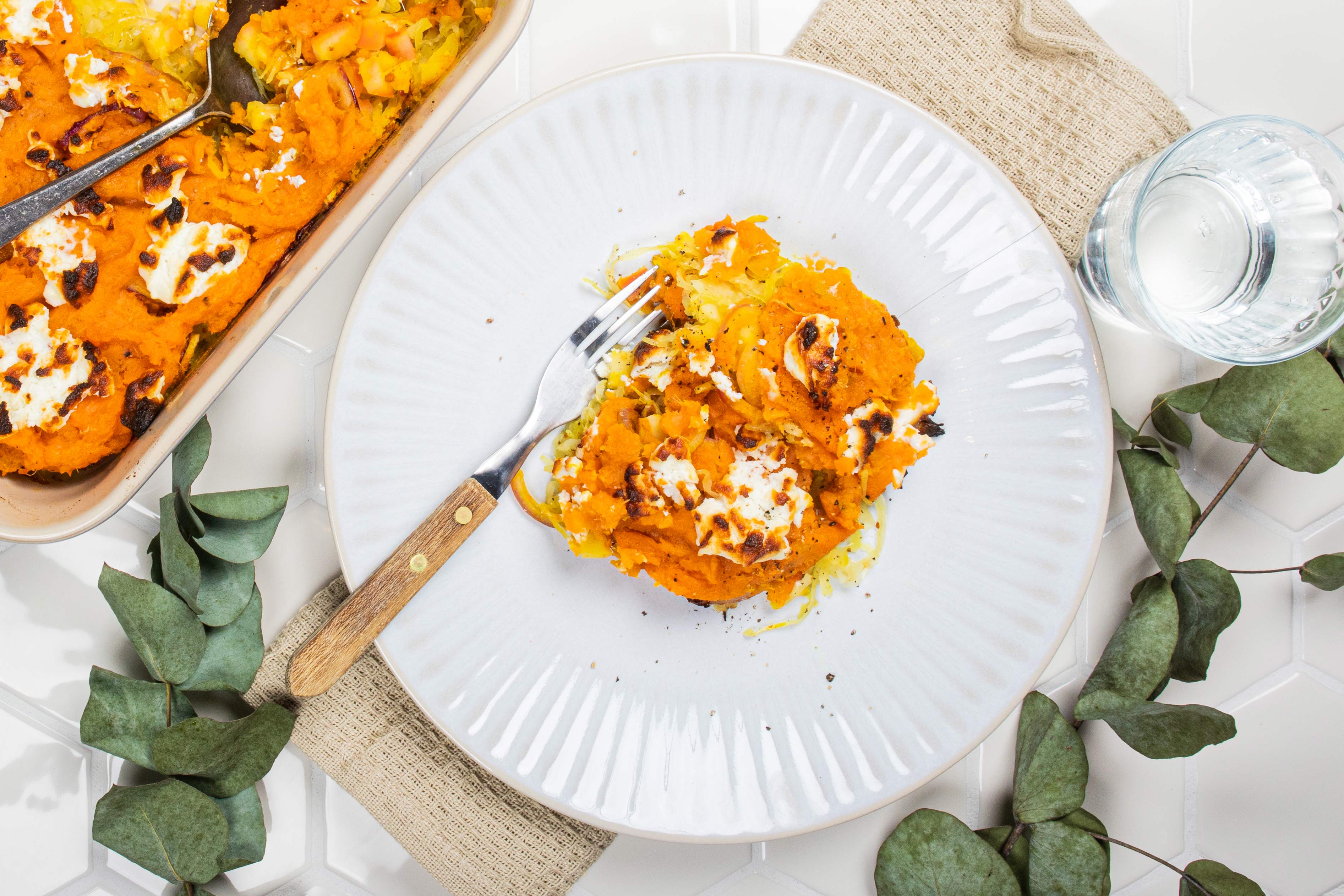 Zuurkool schotel met zoete aardappel, appel en vegan feta kaas