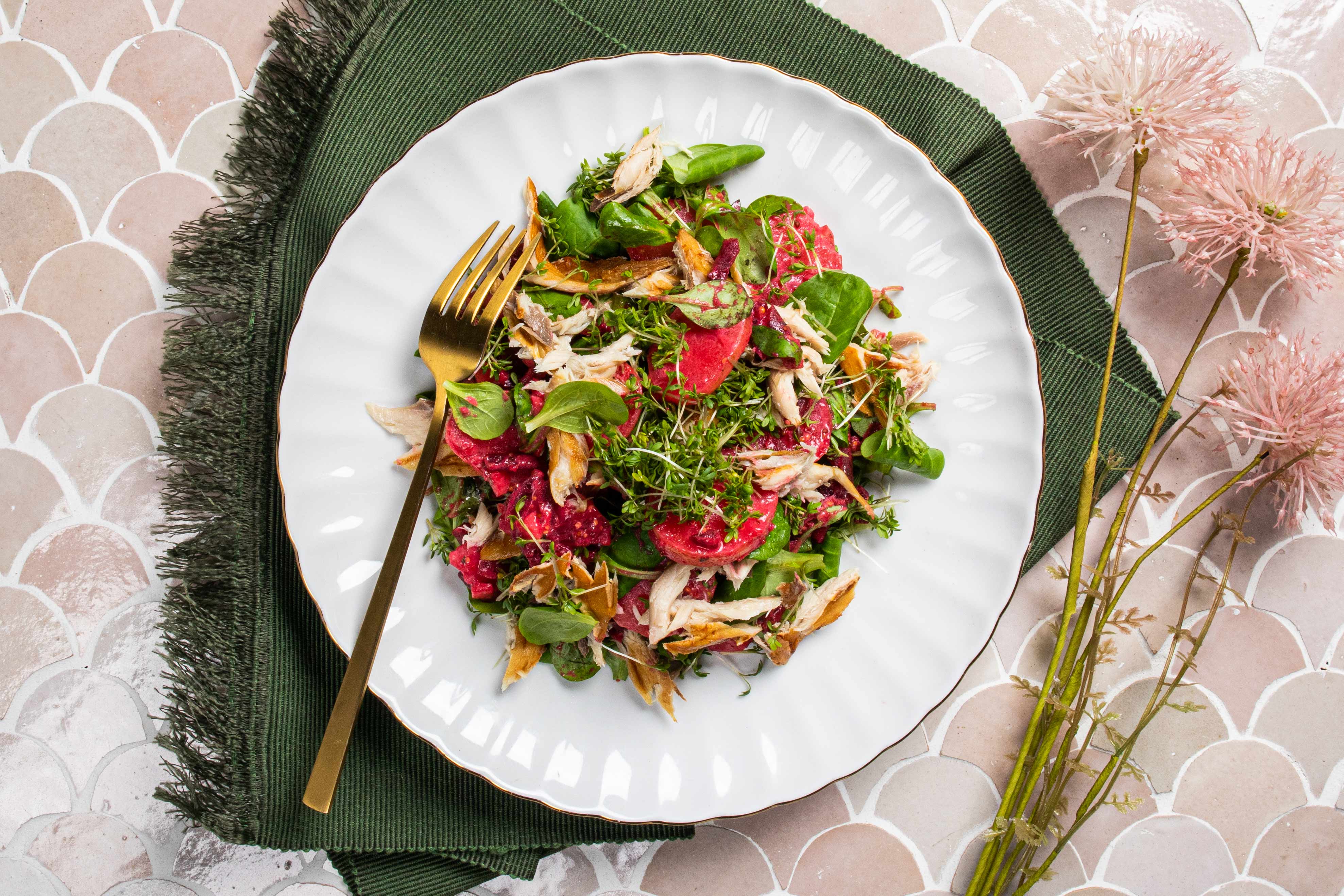 Aardappelsalade met rode biet en makreel
