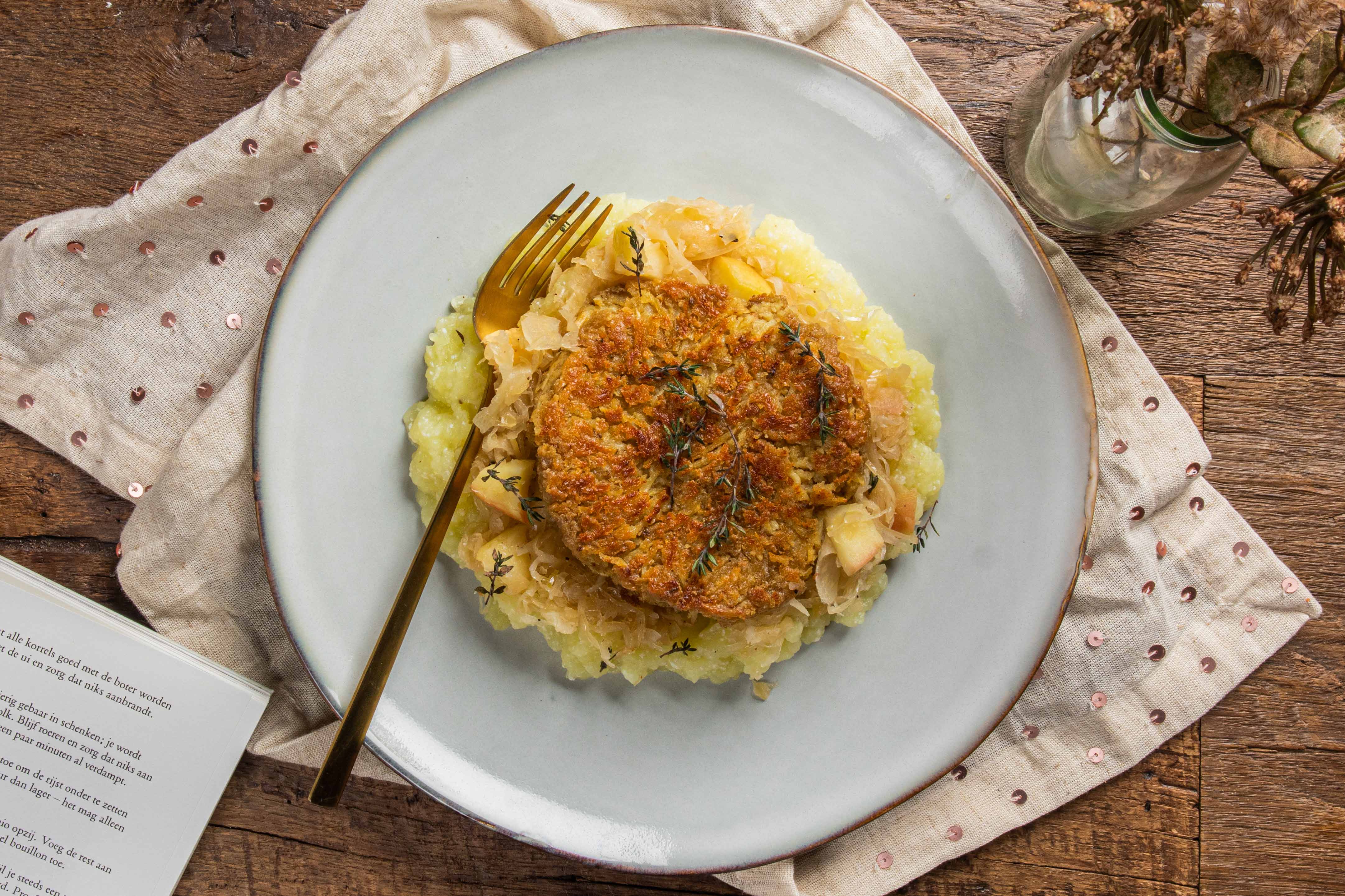 Knolselderij-venkel burger met zuurkool en puree