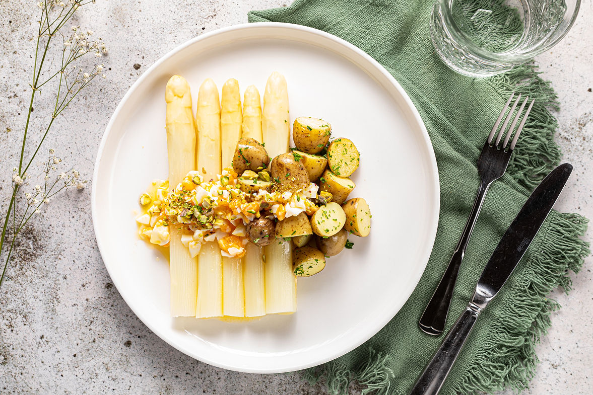 Asperges met krieltjes en ei-botersaus