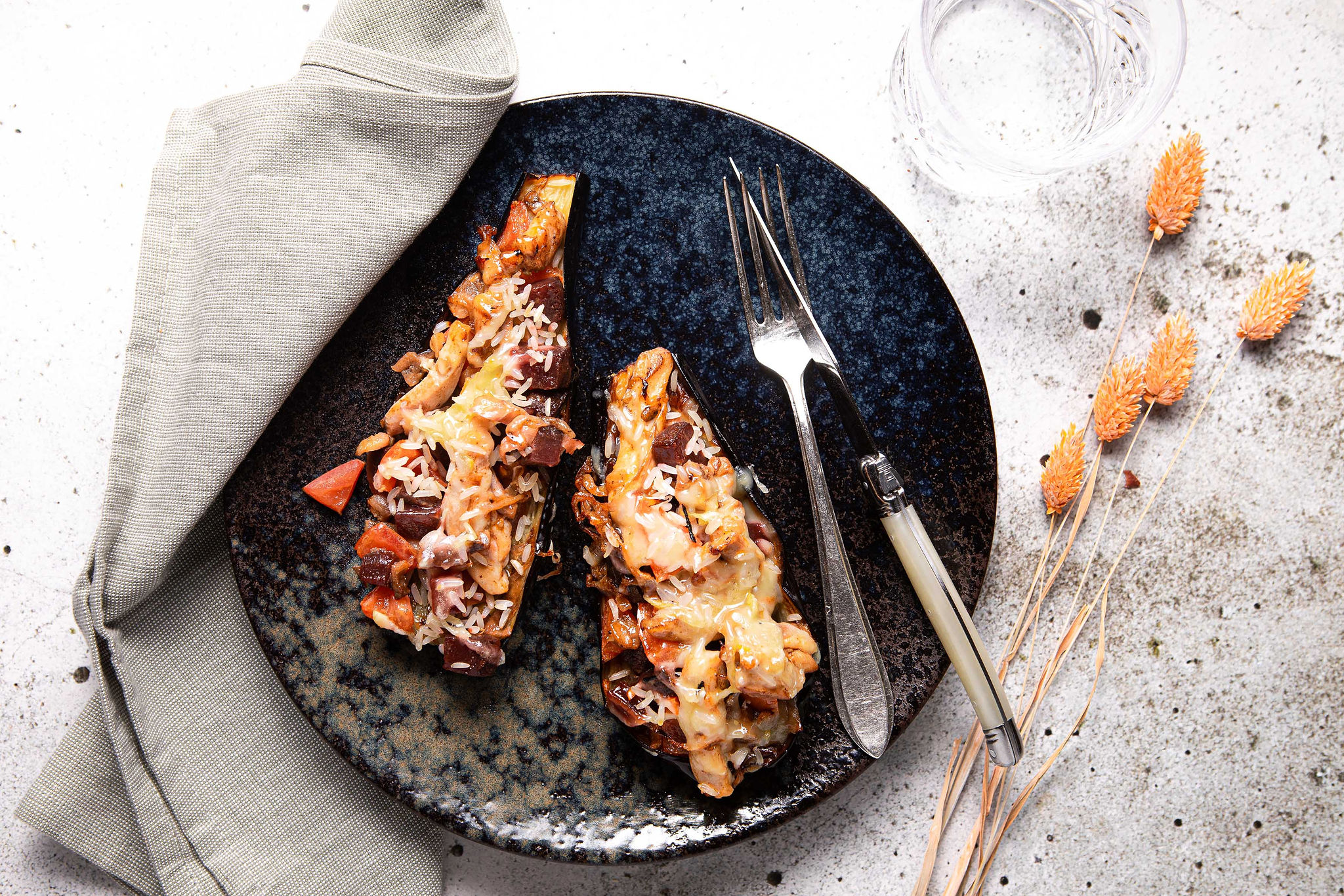 Gevulde aubergine met kip, tomaat en zilvervliesrijst