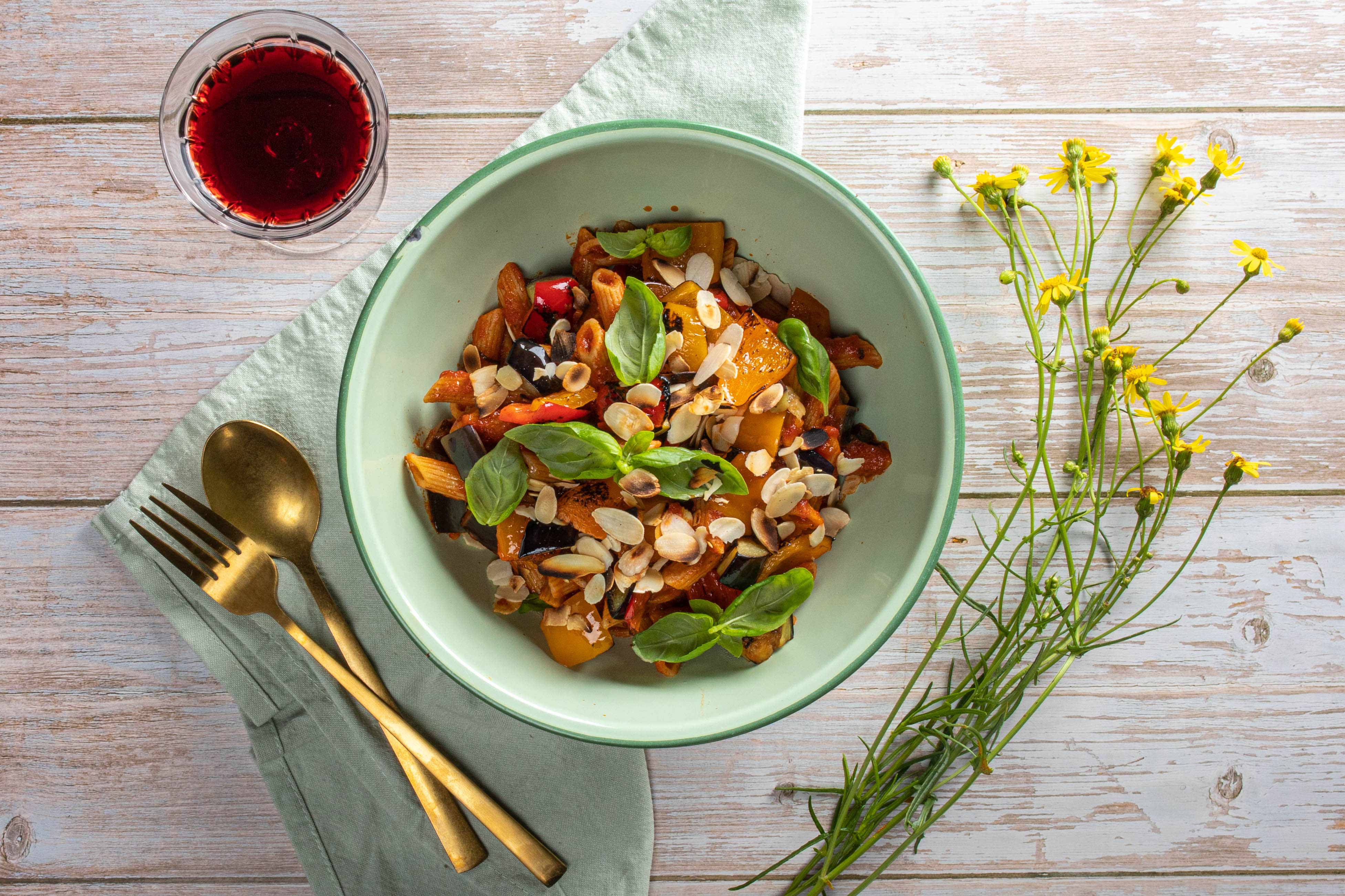 Vegetarische pasta Napolitana met paprika en aubergine