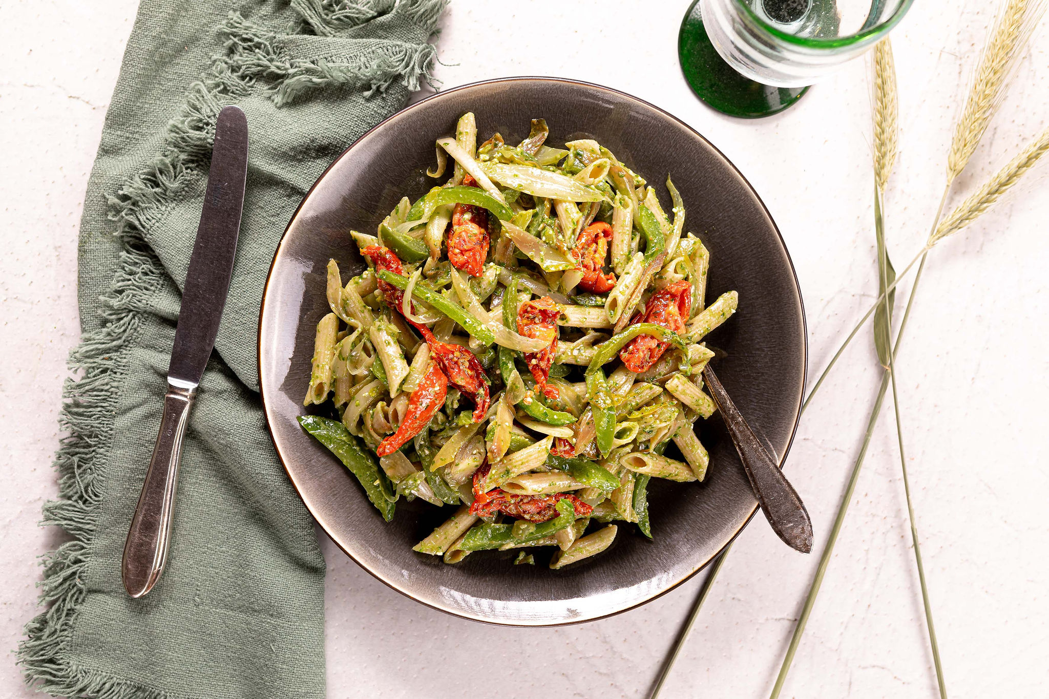 Pasta met witlof, zongedroogde tomaatjes en Hollandse raapstelenpesto
