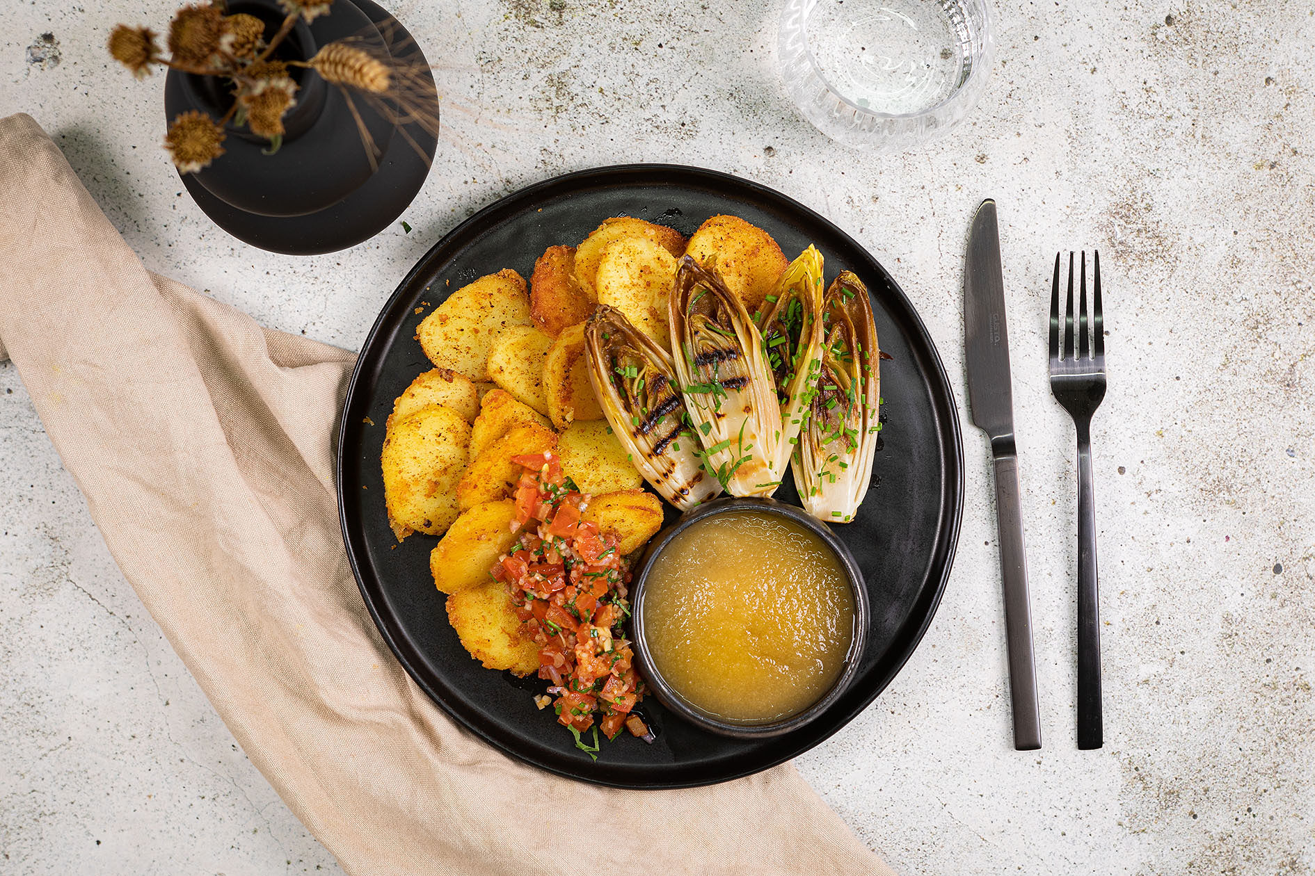 Gebakken aardappeltjes met gegrilde witlof, appelmoes en een tomatensalsa