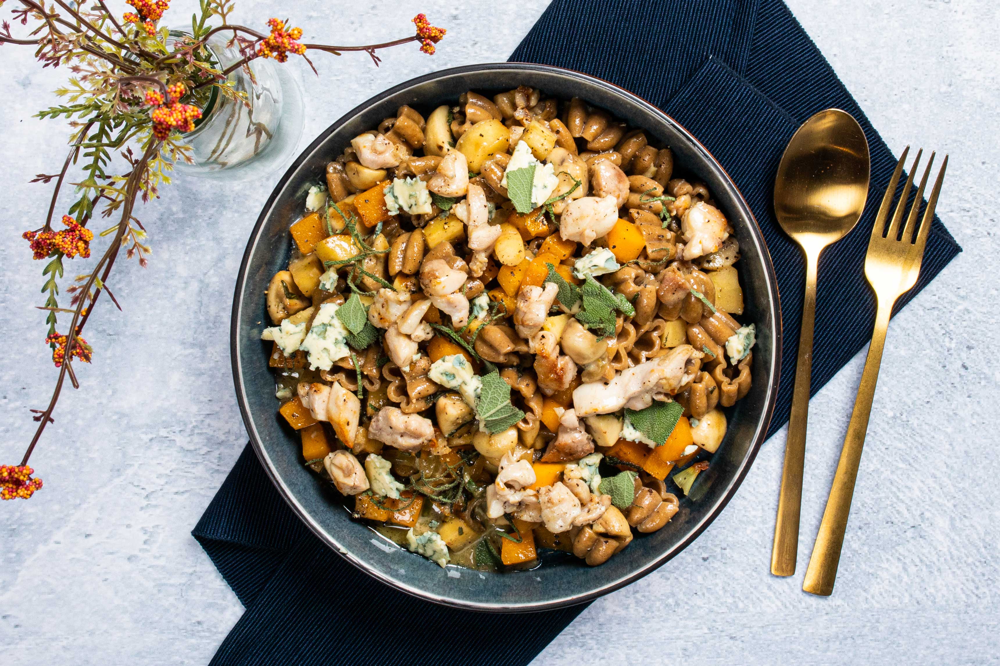 Pasta met pompoen, pastinaak en kippendijen