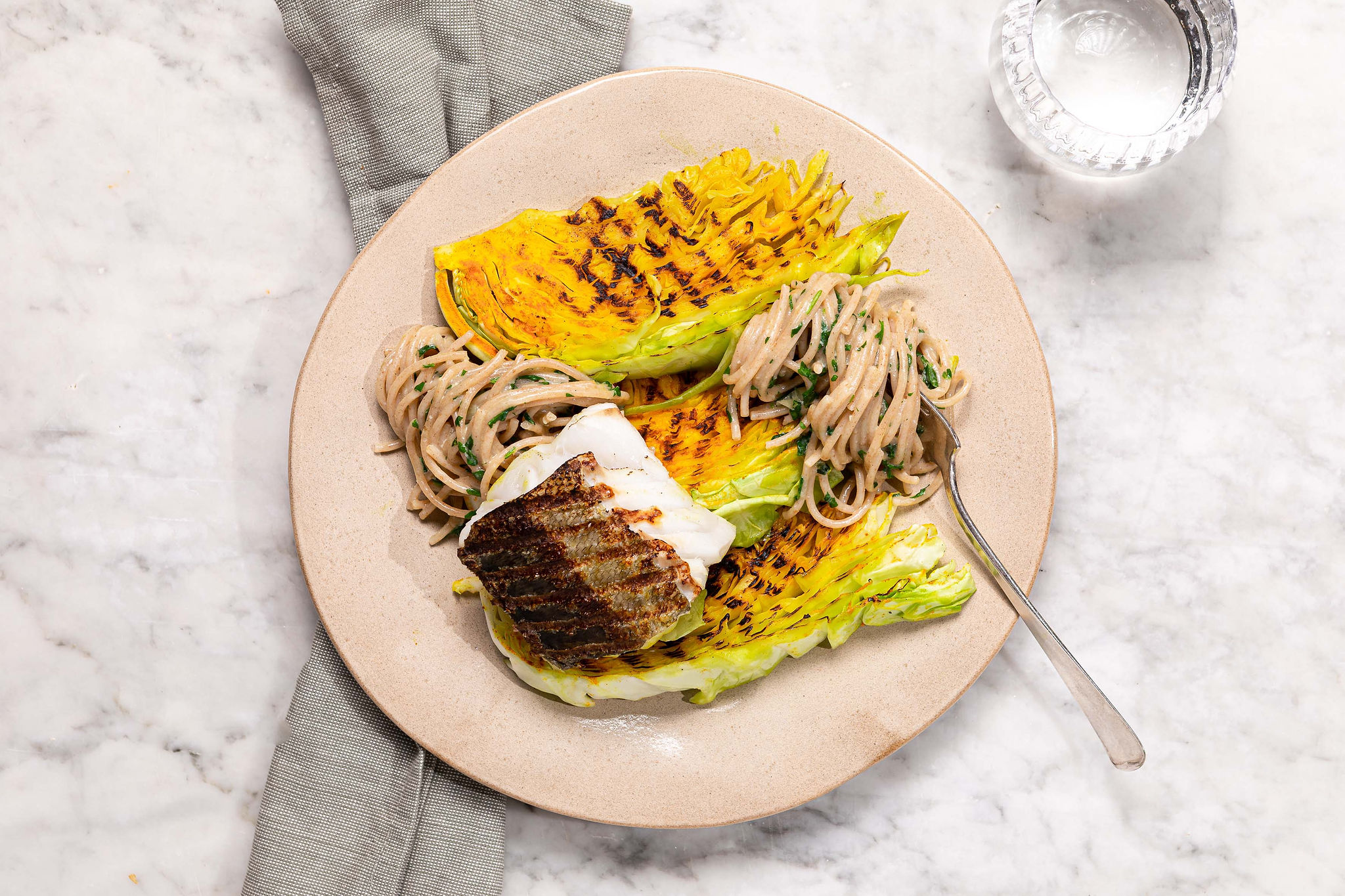 Kabeljauw met gegrilde spitskoolsteak en spaghetti