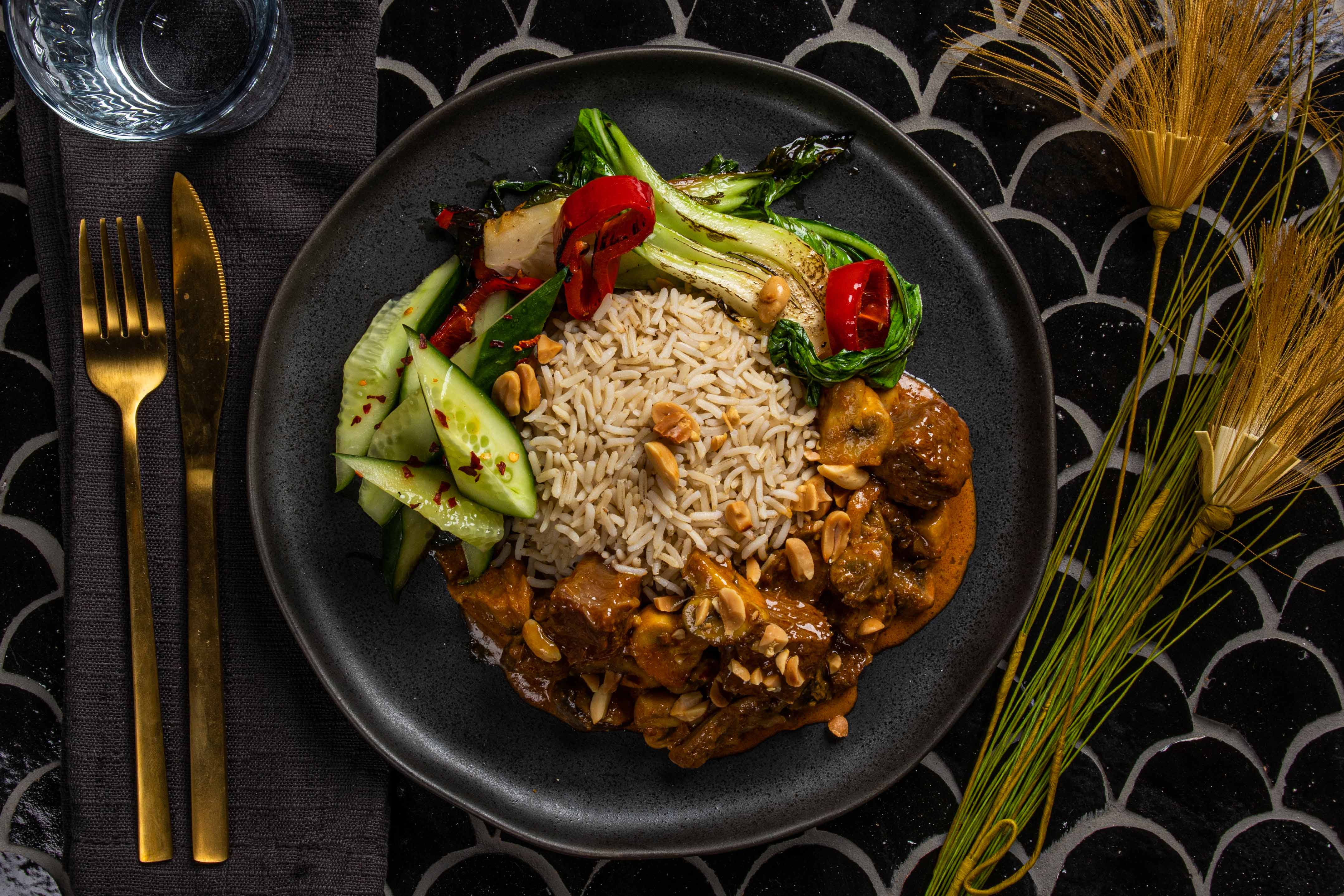 Beef Rendang met zoetzuur komkommer, paksoi en rijst