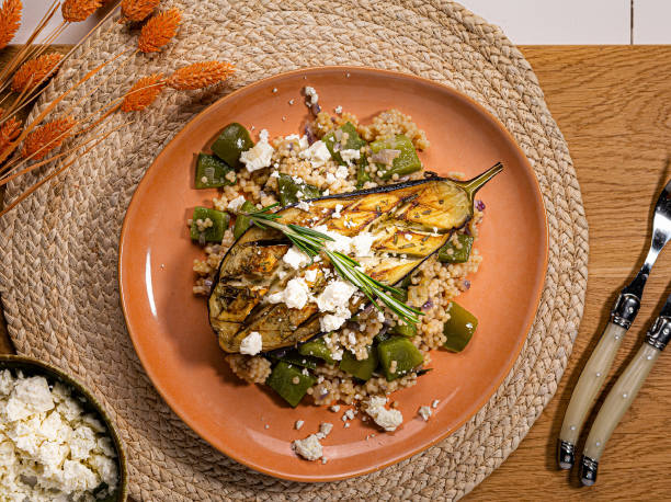 Parelcouscous met varkensreepjes en gepofte aubergine