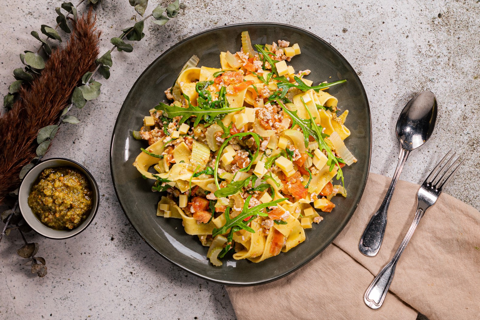 Pasta Pesto met kipgehakt en oude kaas