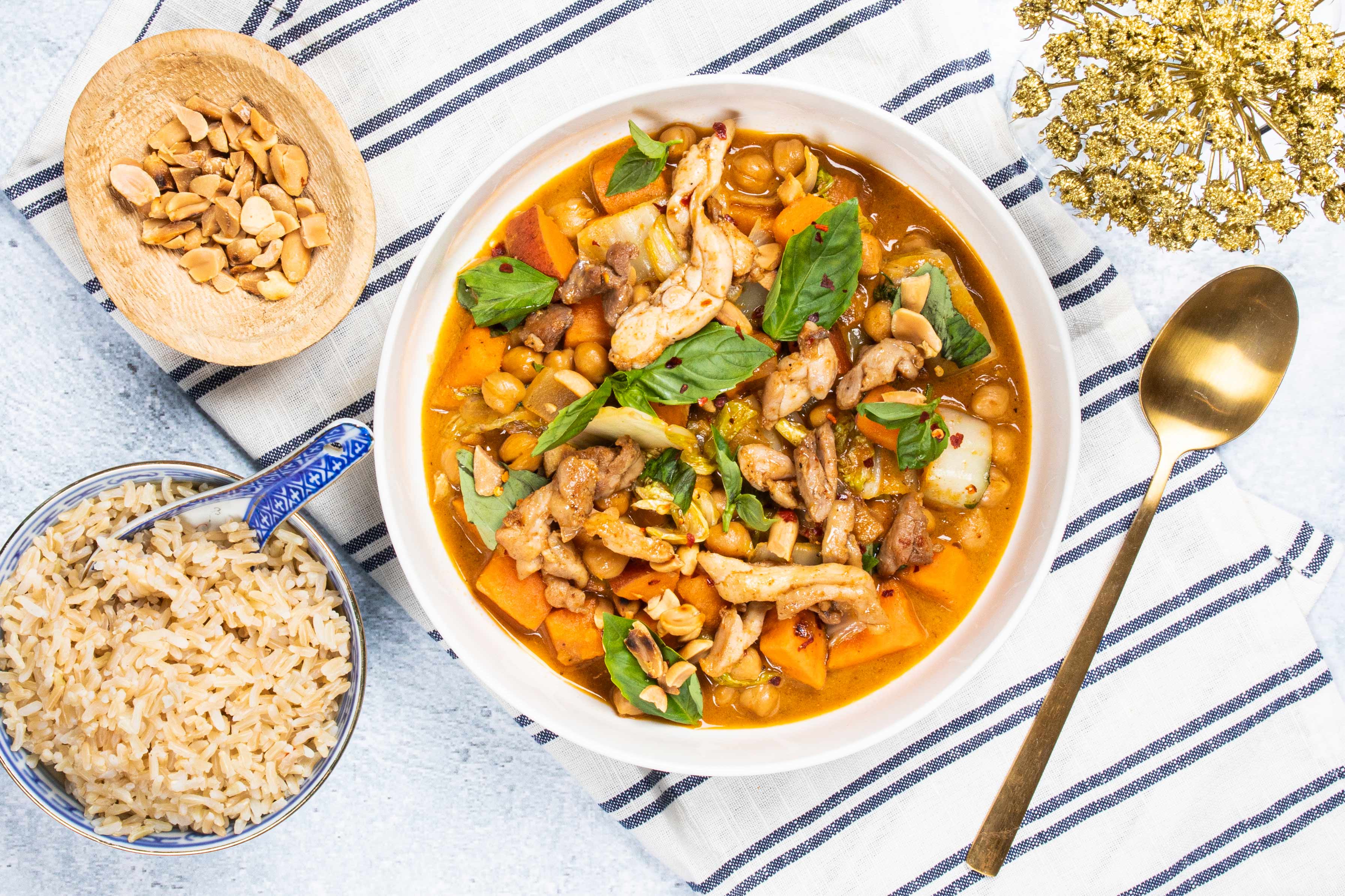 Massaman curry met Chinese kool, zoete aardappel en kippendijen