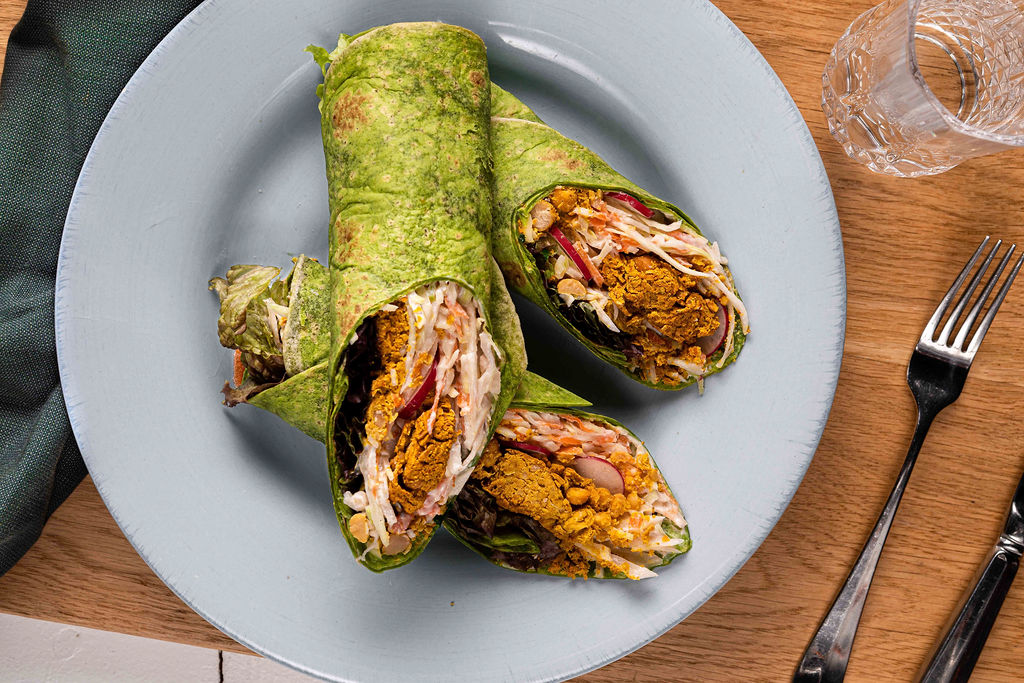 Groentewraps gevuld met falafel, koolsalade en tahindressing