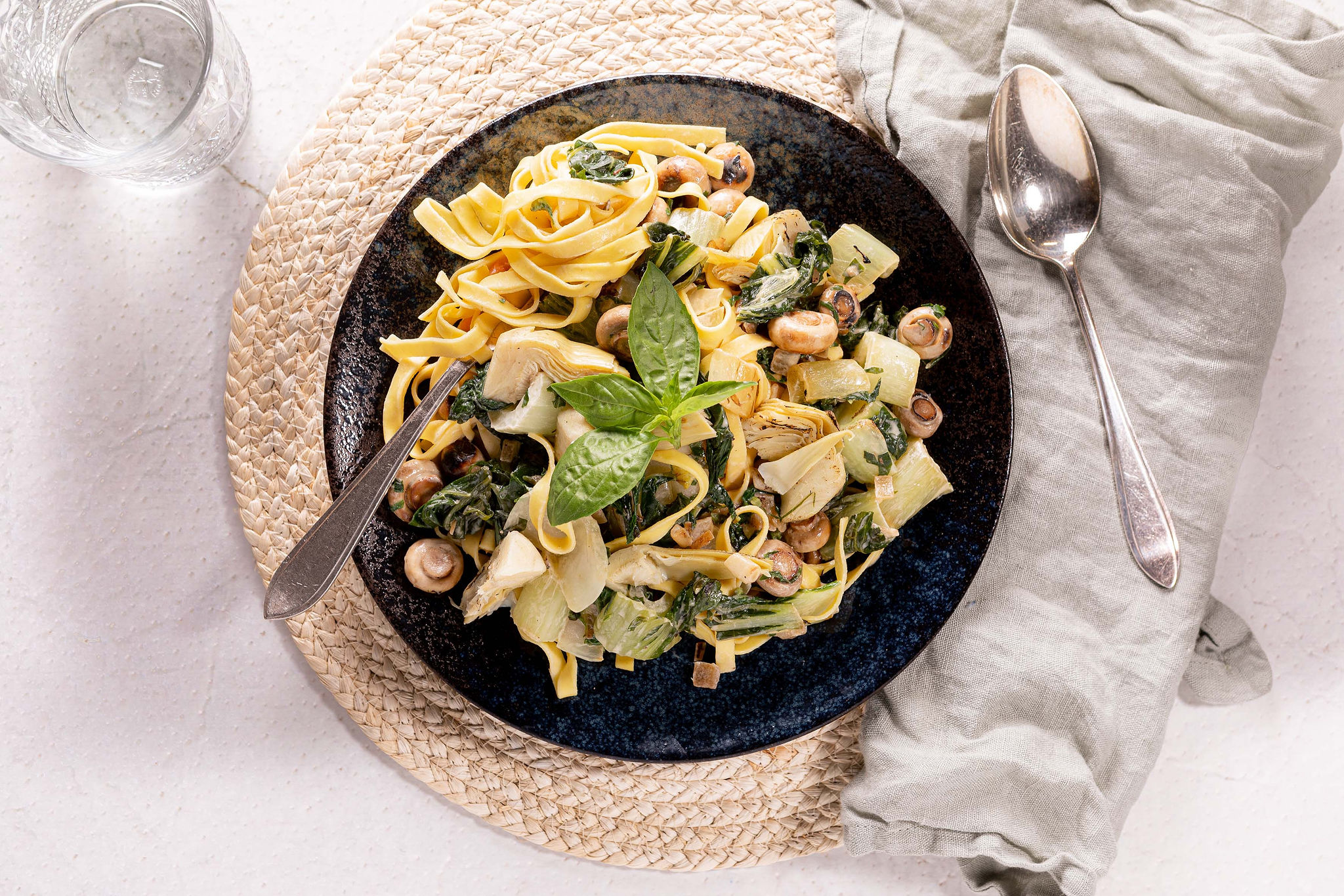 Volkoren tagliatelle met artisjokken, paksoi en champignons