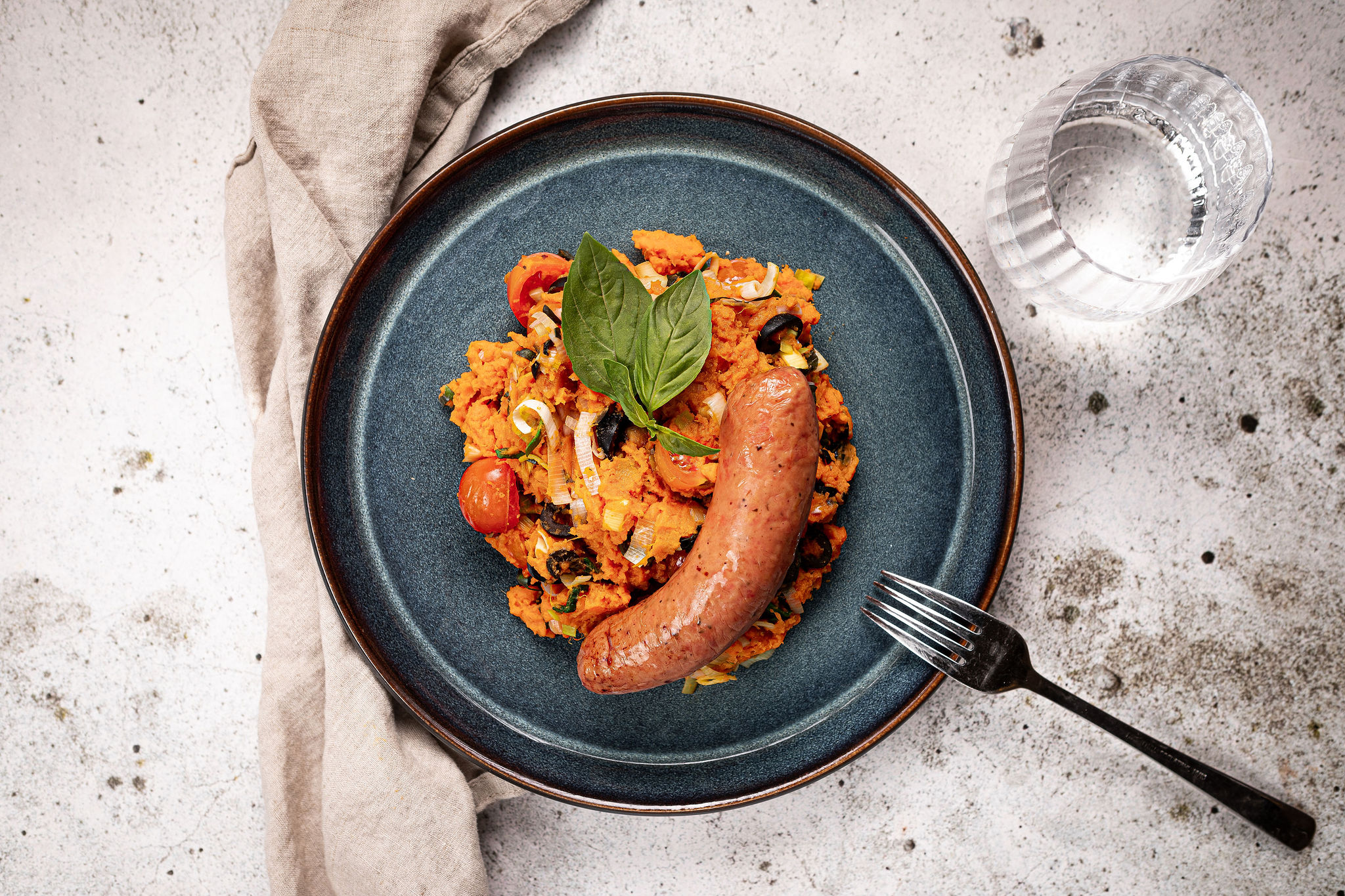 Italiaanse zoete aardappelstamppot met een rookworstje