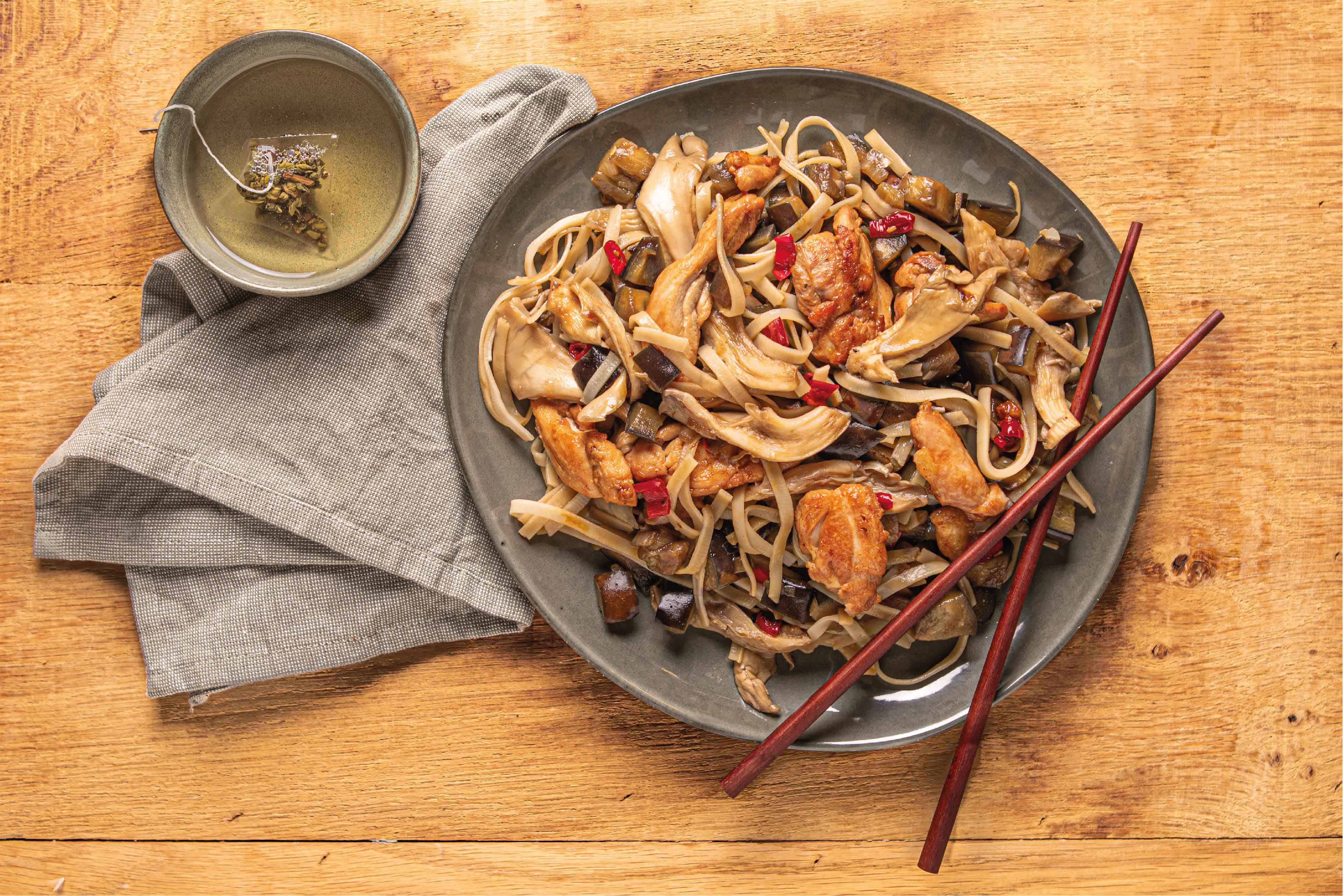 Aziatische wok met kip, aubergine en oesterzwammen 