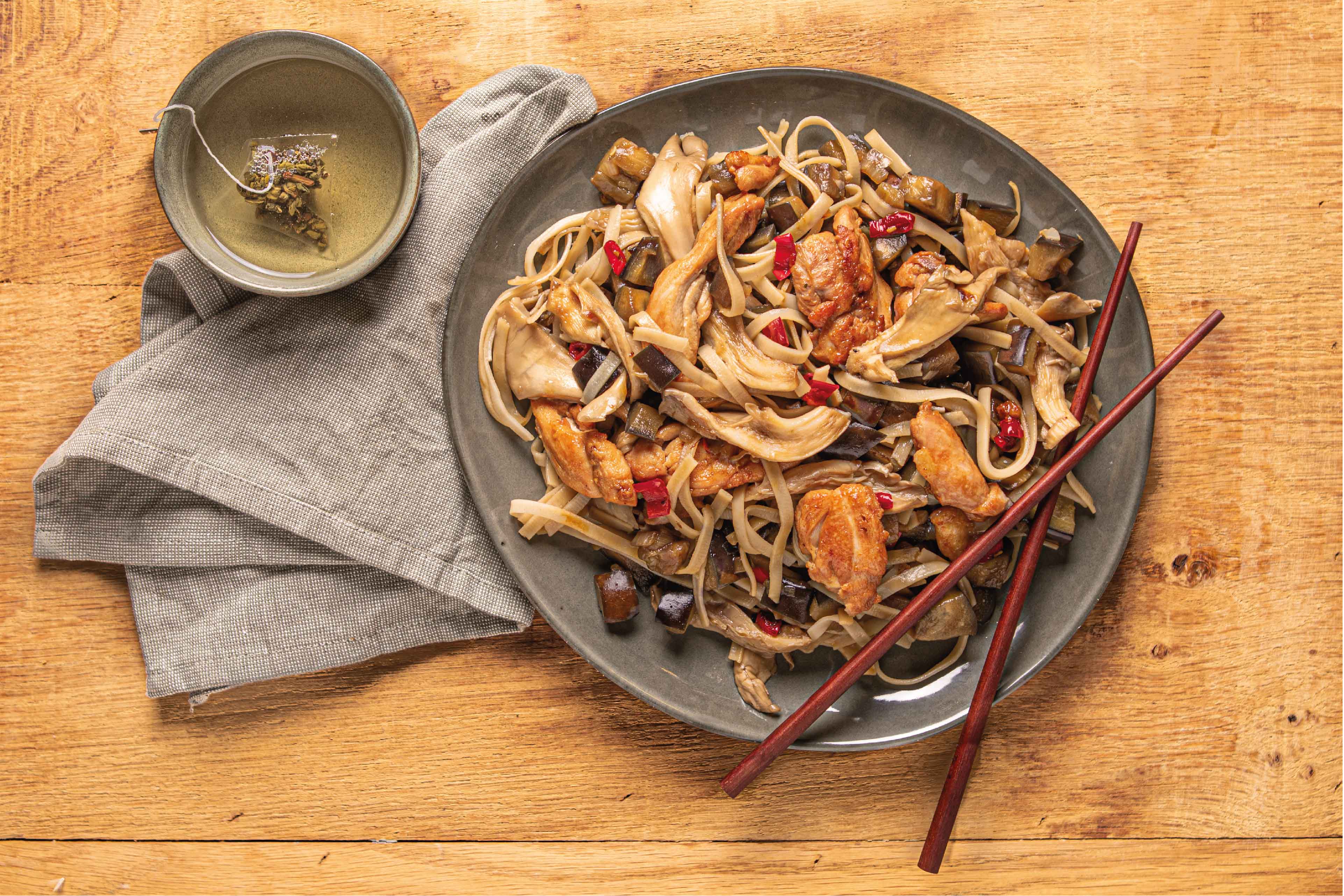Aziatische wok met kip, aubergine en oesterzwammen
