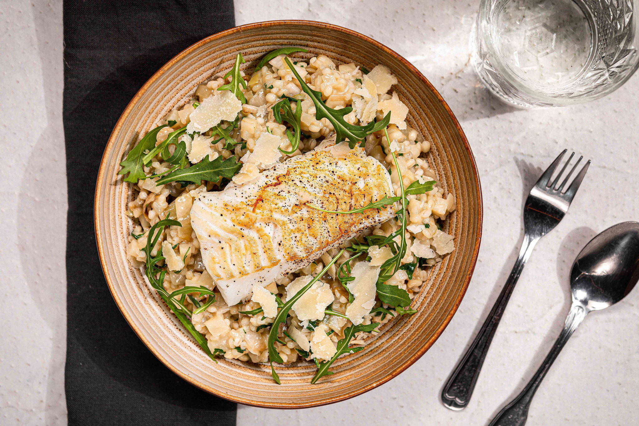 Risotto van pareltarwe met gebakken kabeljauw en witlof