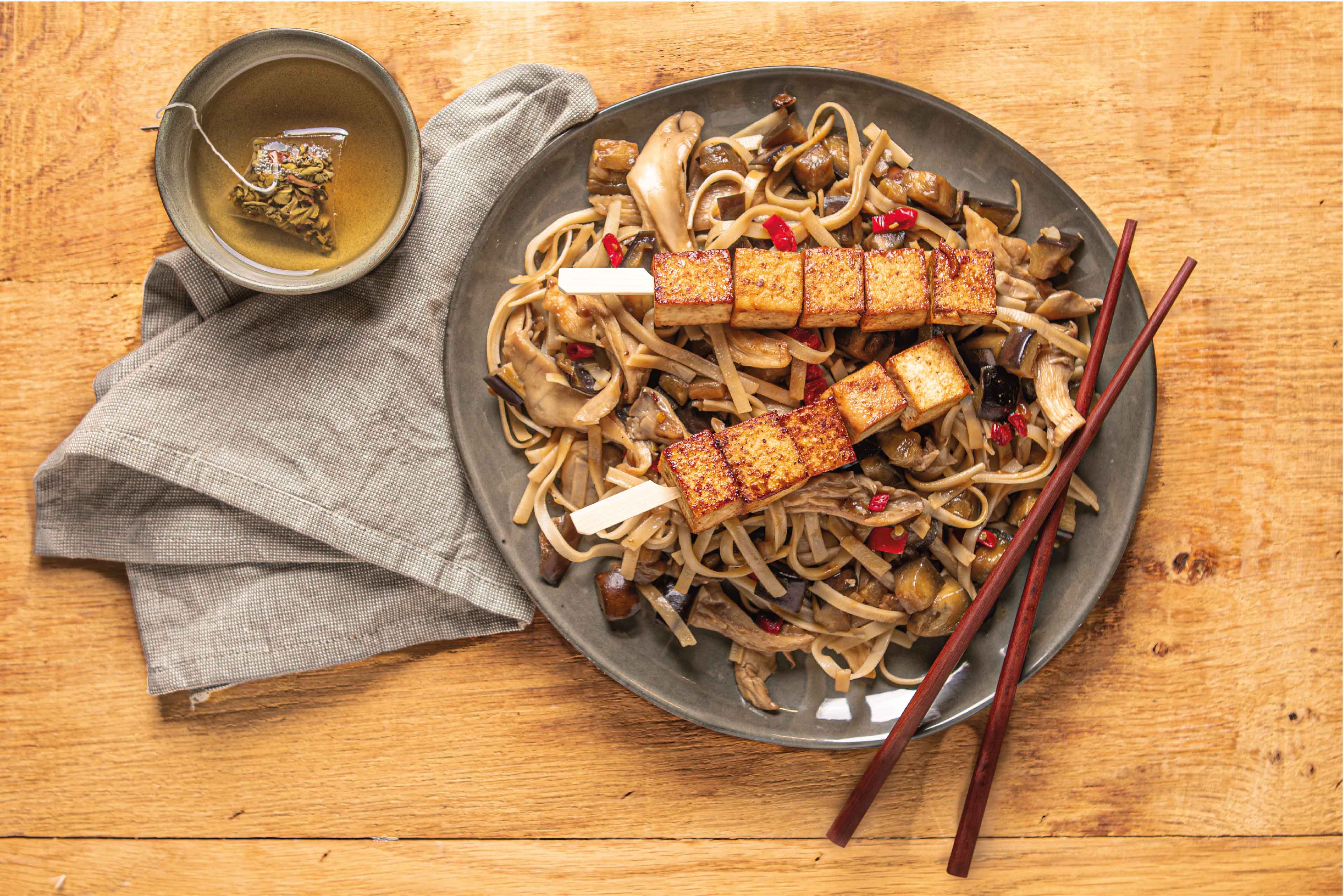 Aziatische wok met tempeh spiesjes