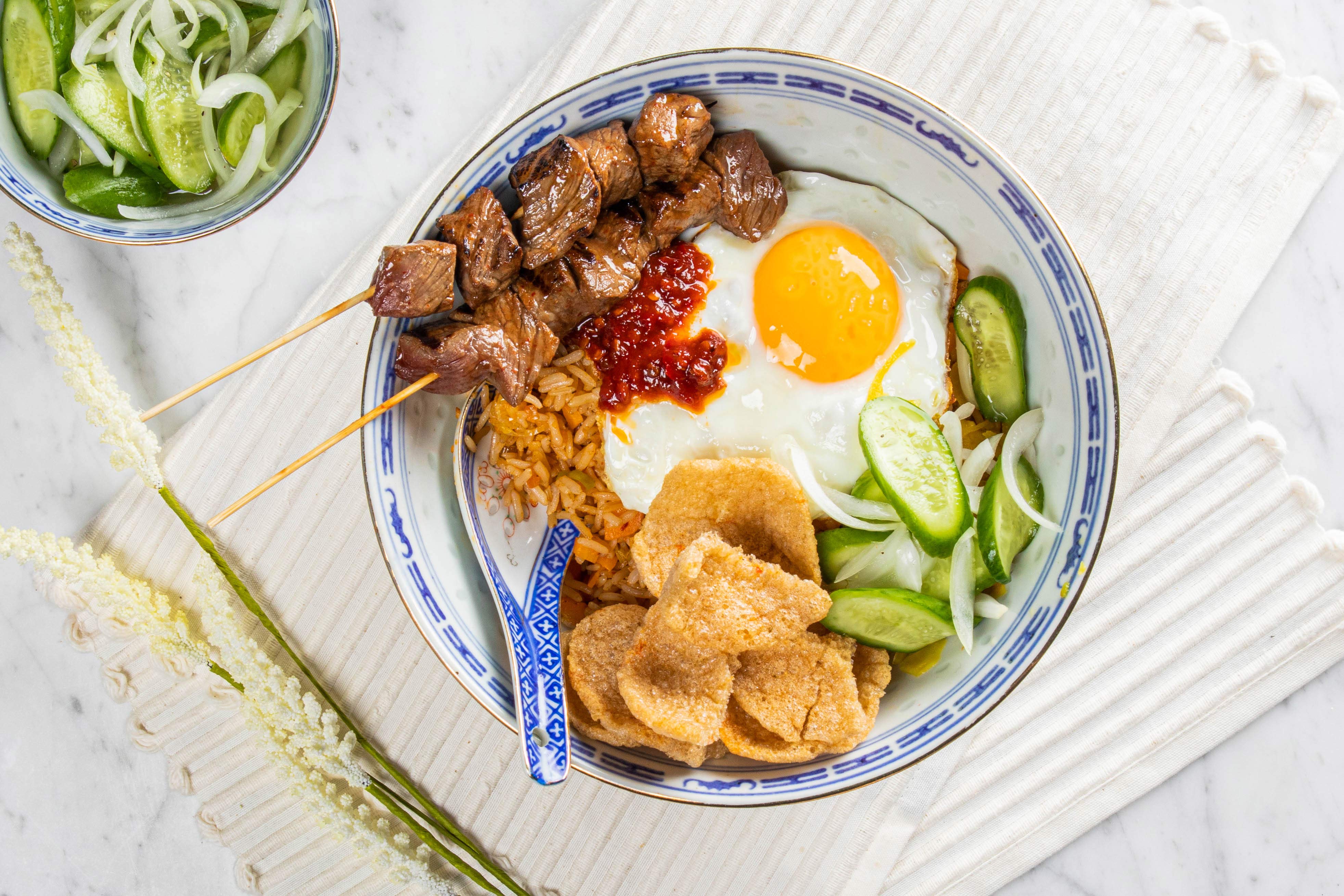 Nasi Goreng met spiegelei en biefstukpuntjes
