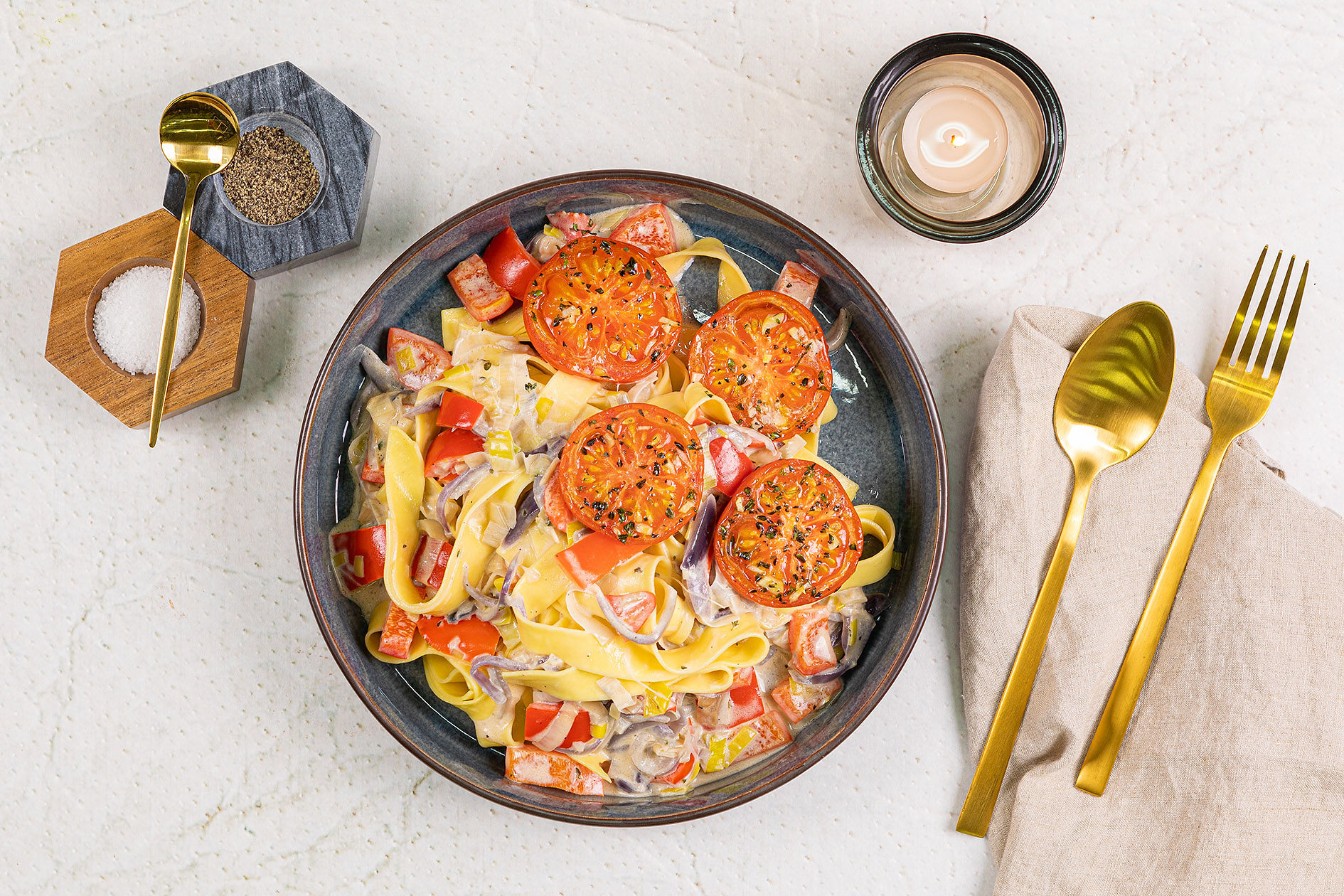 Romige pasta met paprika, prei en geroosterde tomaat