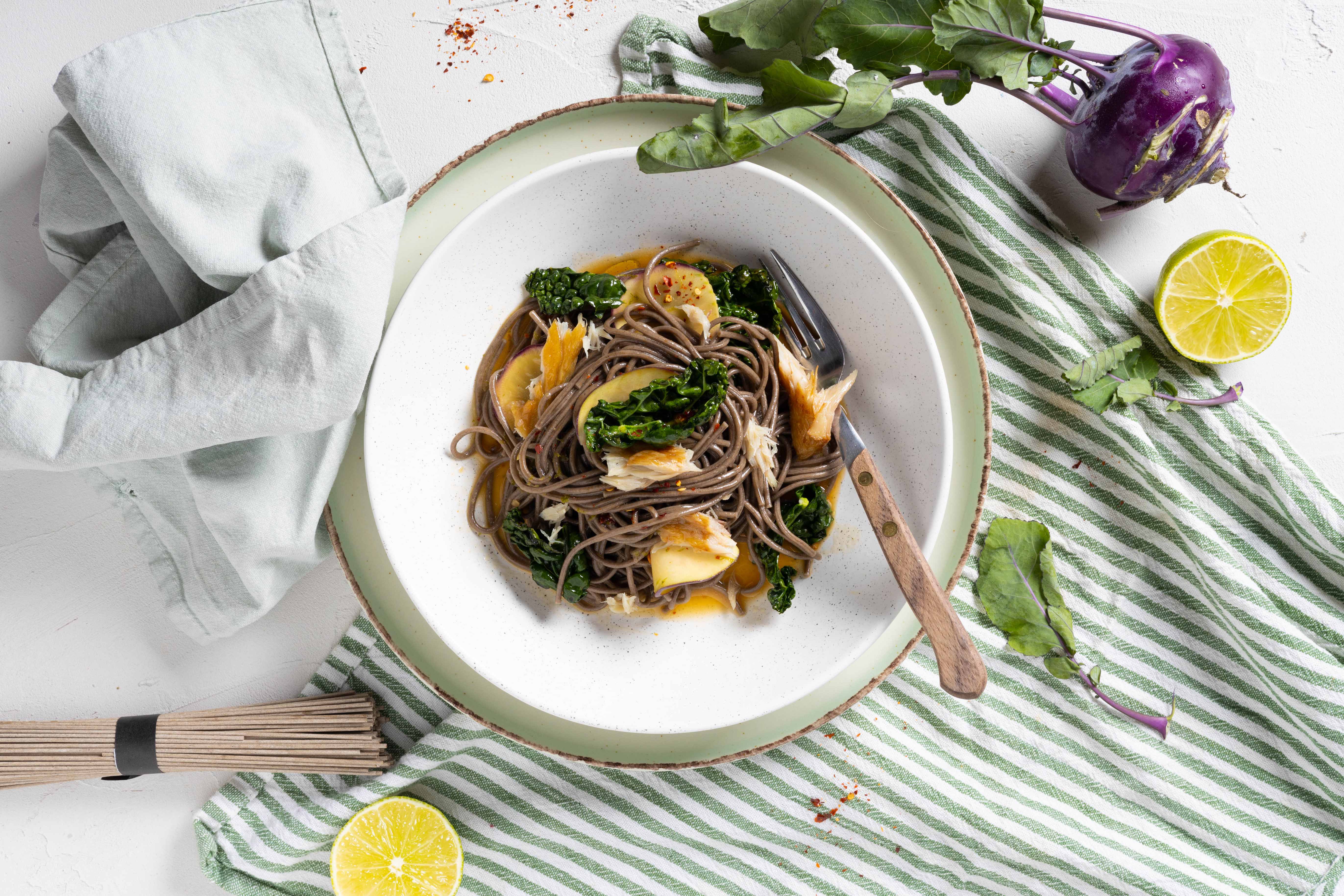 Sesam stir-fry, paarse koolrabi en makreel