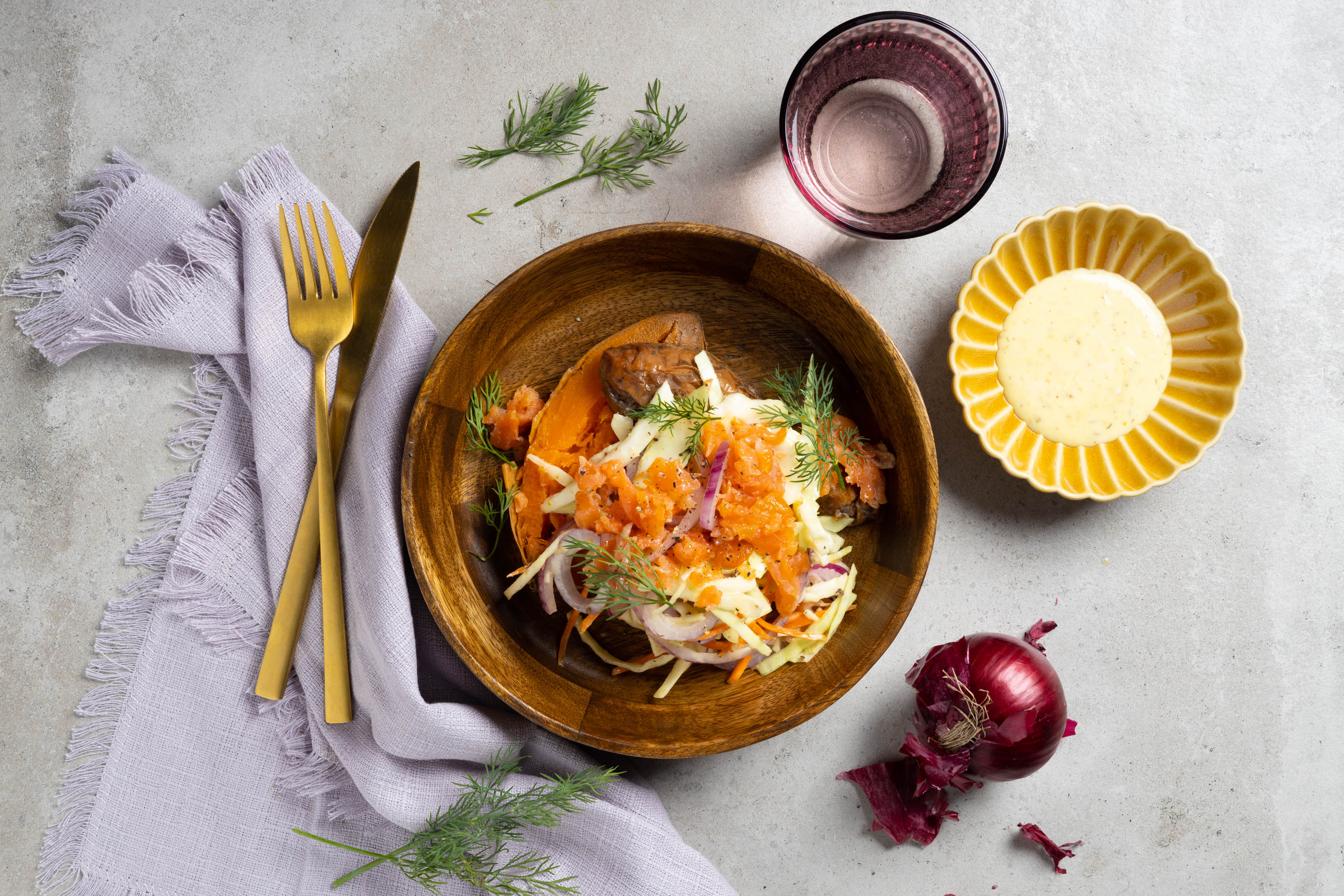Gepofte zoete aardappel met zalm