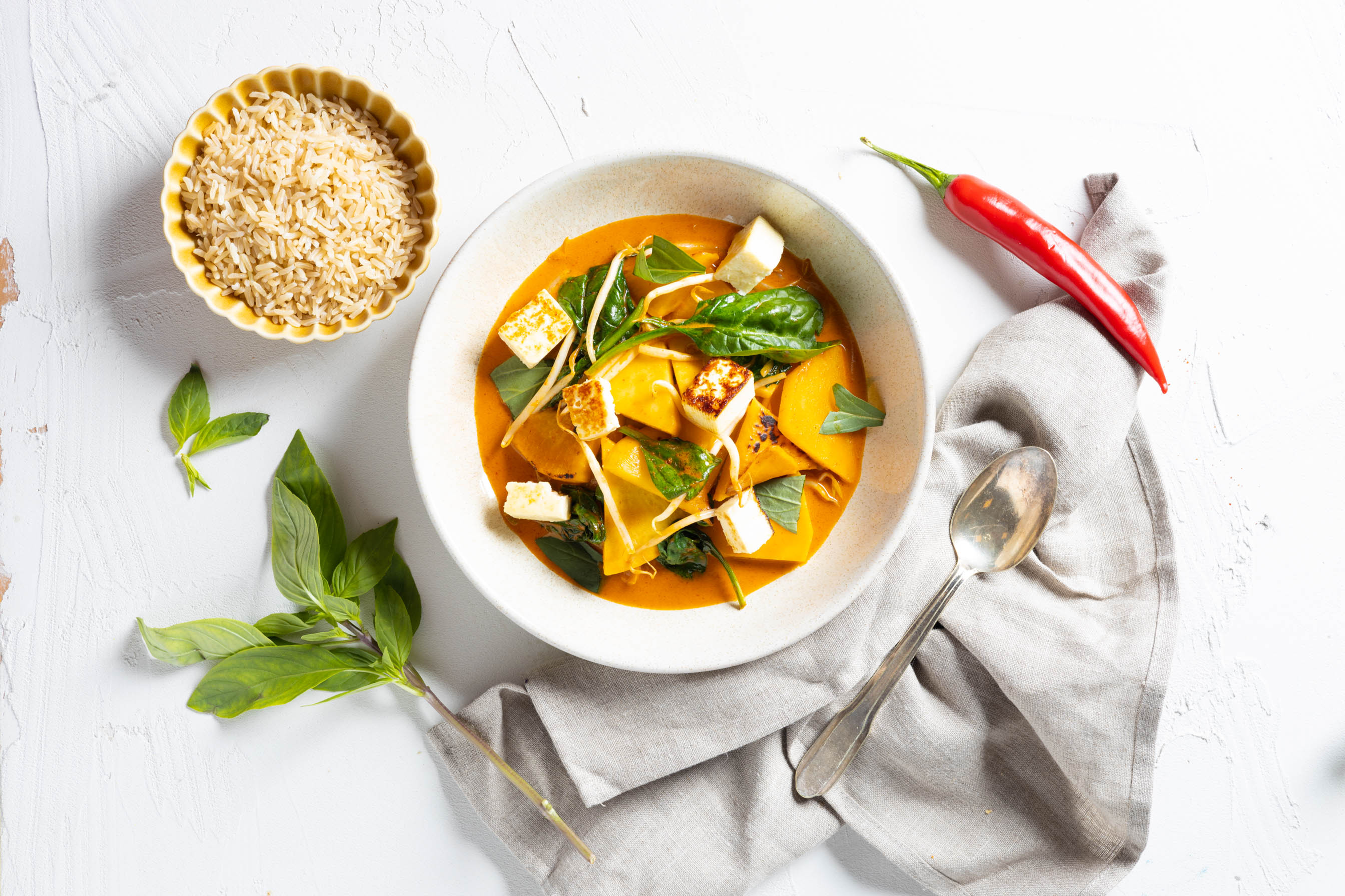 Rode curry met paneer