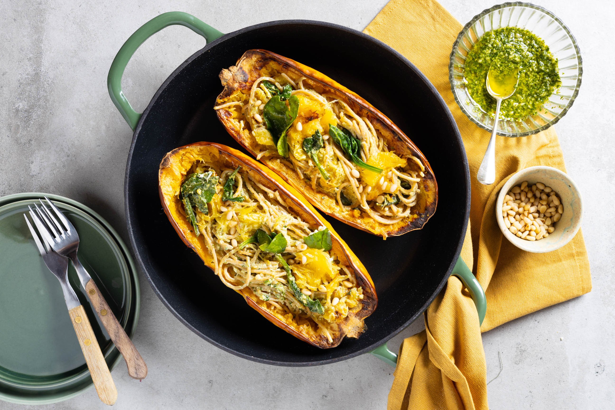 Spaghettipompoen met zelfgemaakte pesto