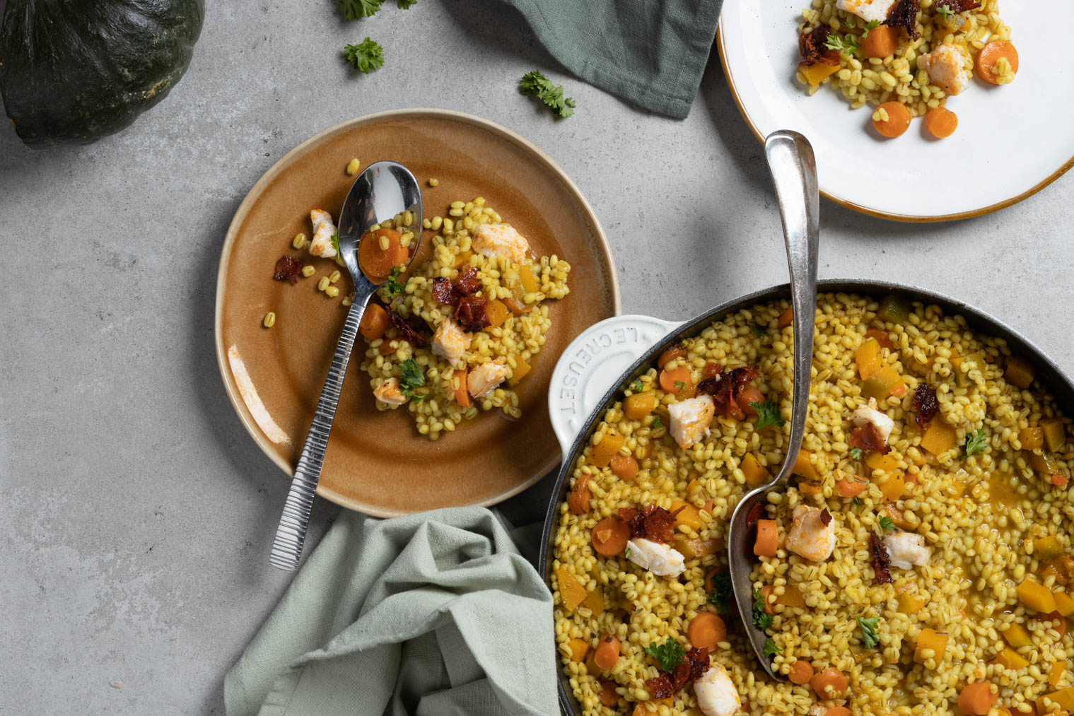 GEMAK VVV | Paellaschotel van parelgort met pompoen