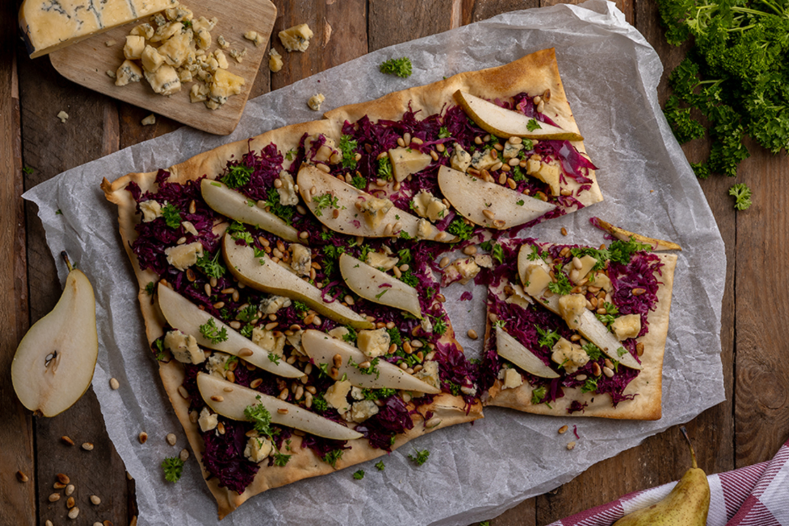 GEMAK VEGA | Flammkuchen met rode kool, peer
