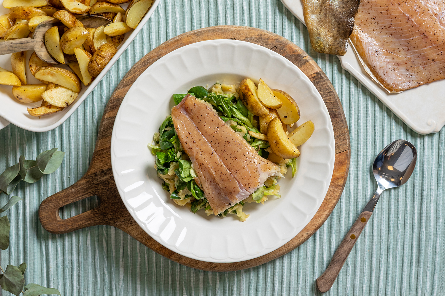 Gerookte zalmforel met pastinaak-winterposteleinpuree