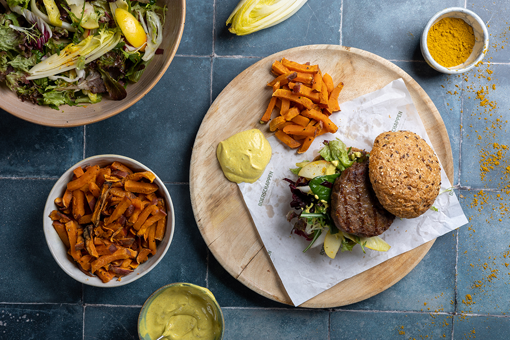 Tuinkruidenburger met frietjes