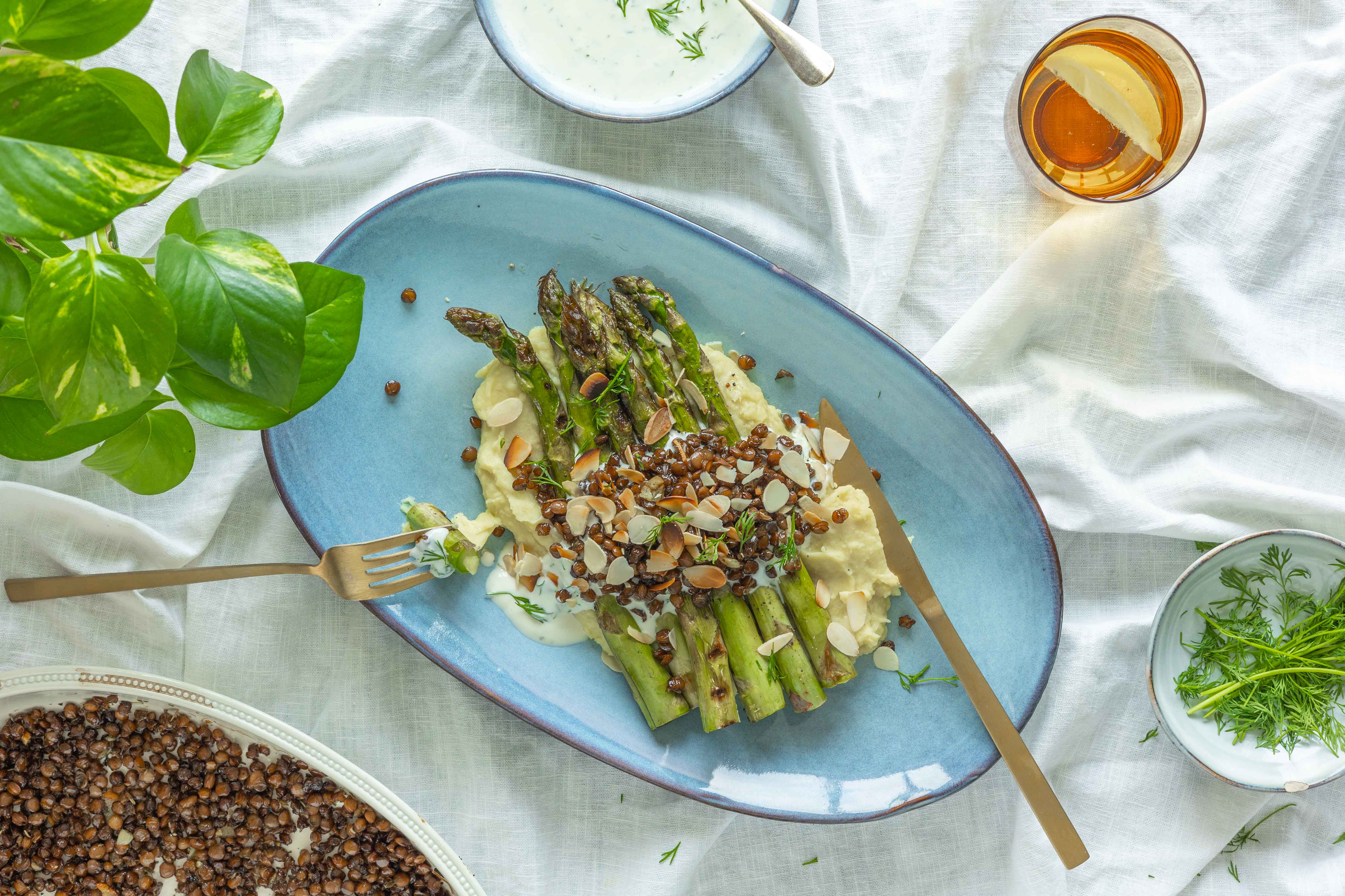 Groene asperges met krokante linzen