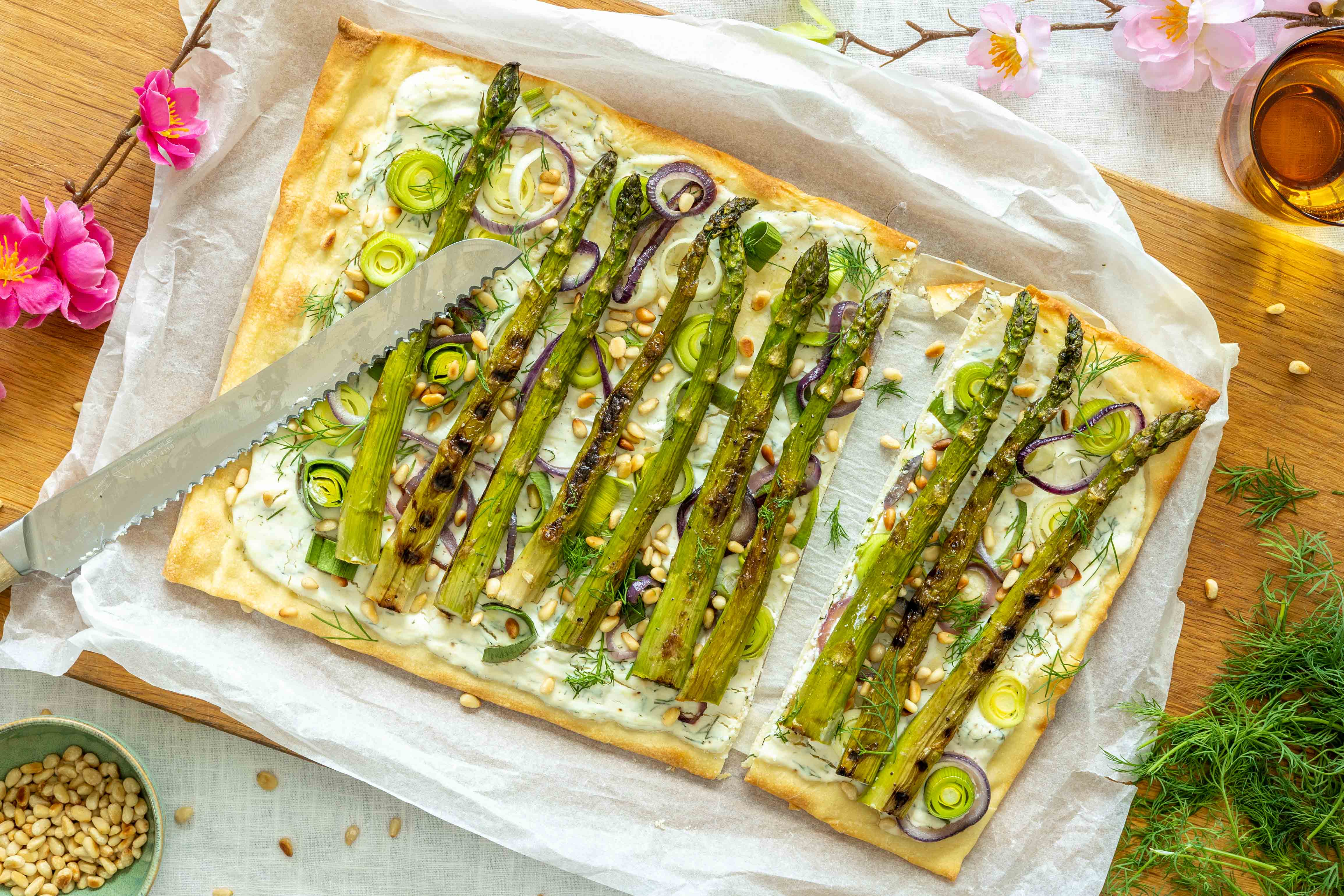 Flammkuchen met groene asperges