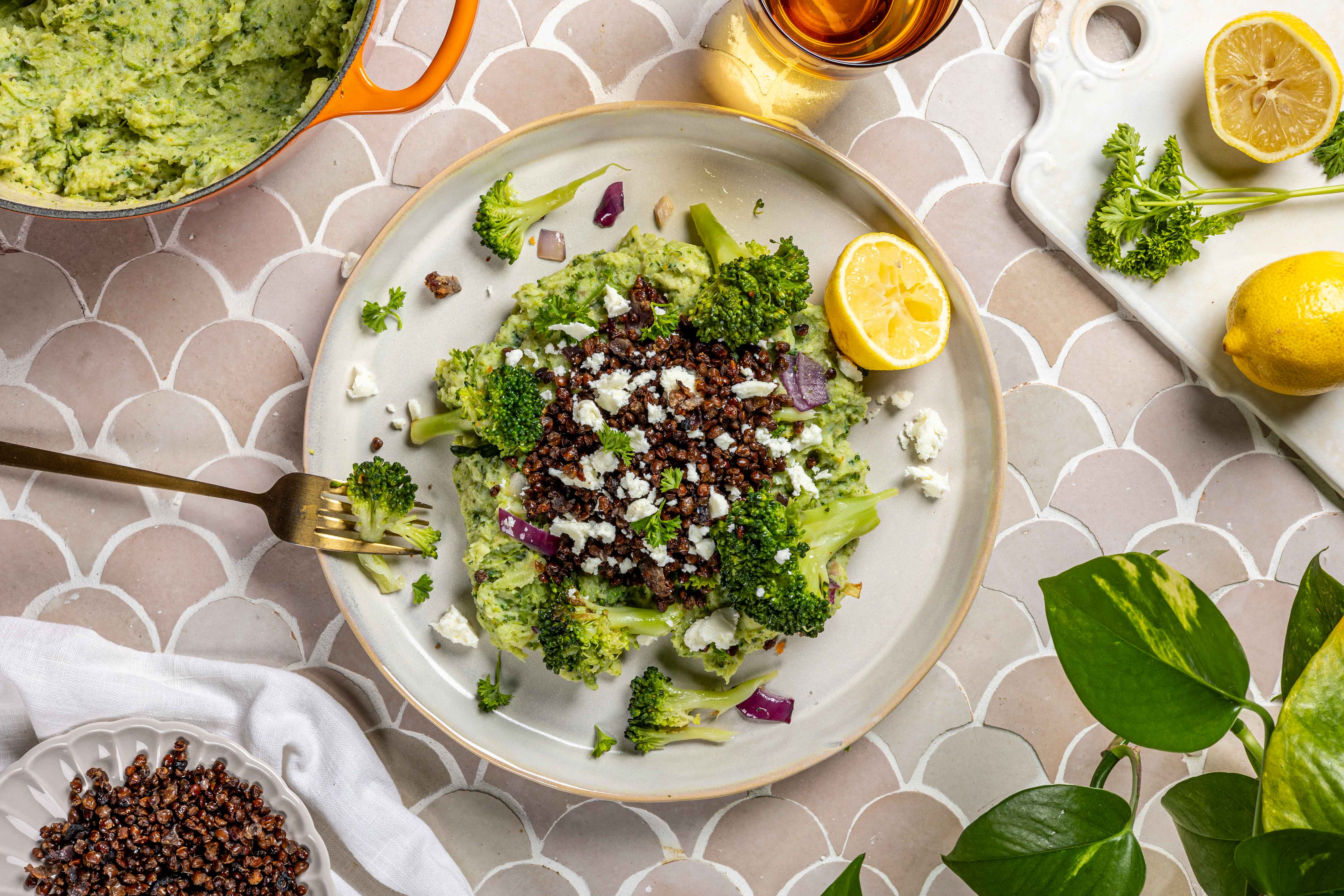 Broccolistamp met krokante linzen