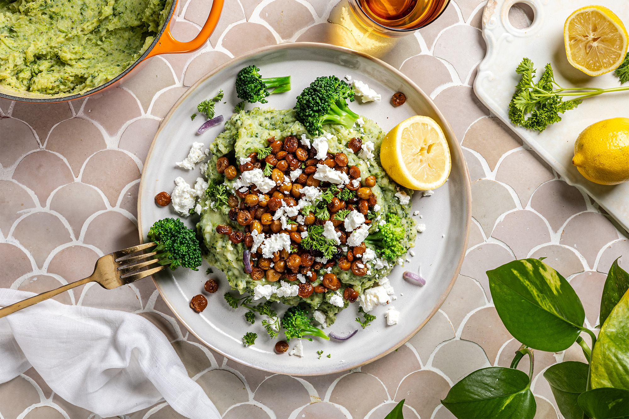 Broccolistamp met krokante lupinebonen